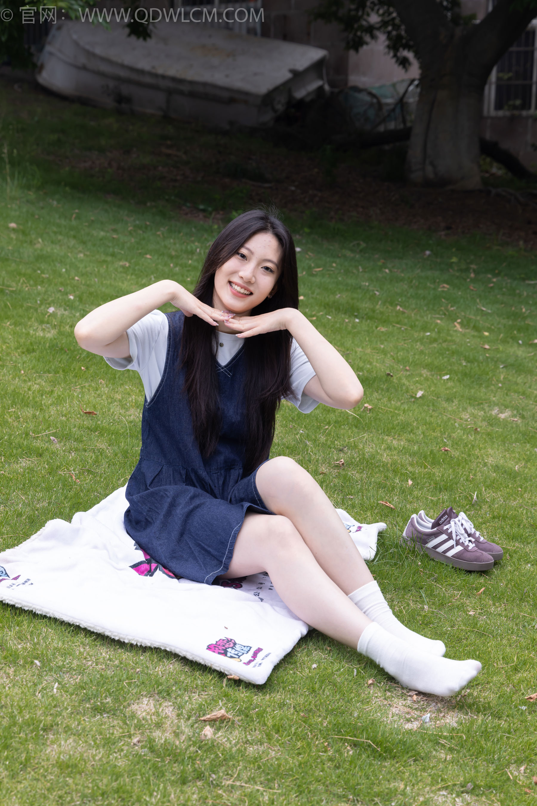 物恋传媒 No.2393 奶糖 - 帆布鞋、白棉袜、裸足/(160P)