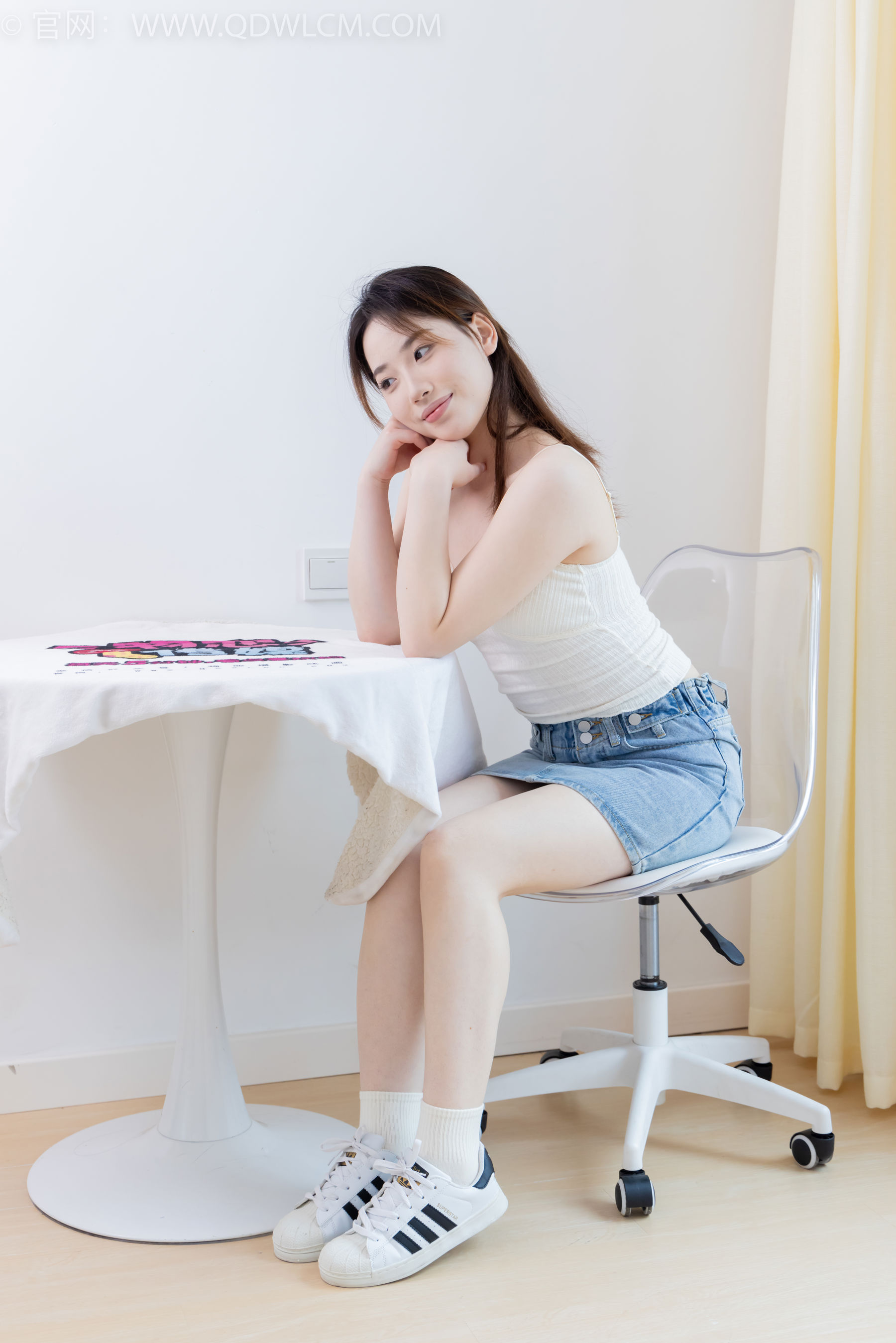 物恋传媒 No.2395 荔枝 - 板鞋、白棉袜、裸足/(150P)