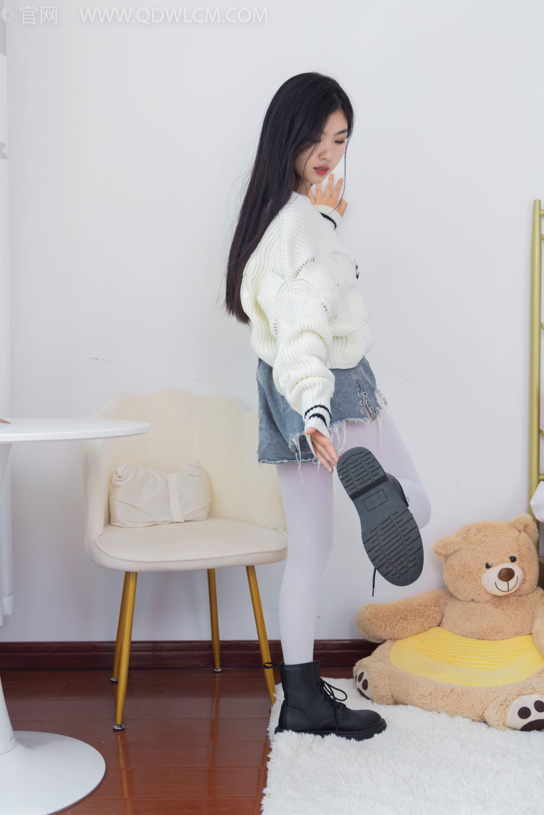 物恋传媒 No.2396 米米 - 马丁靴、厚白丝/(150P)