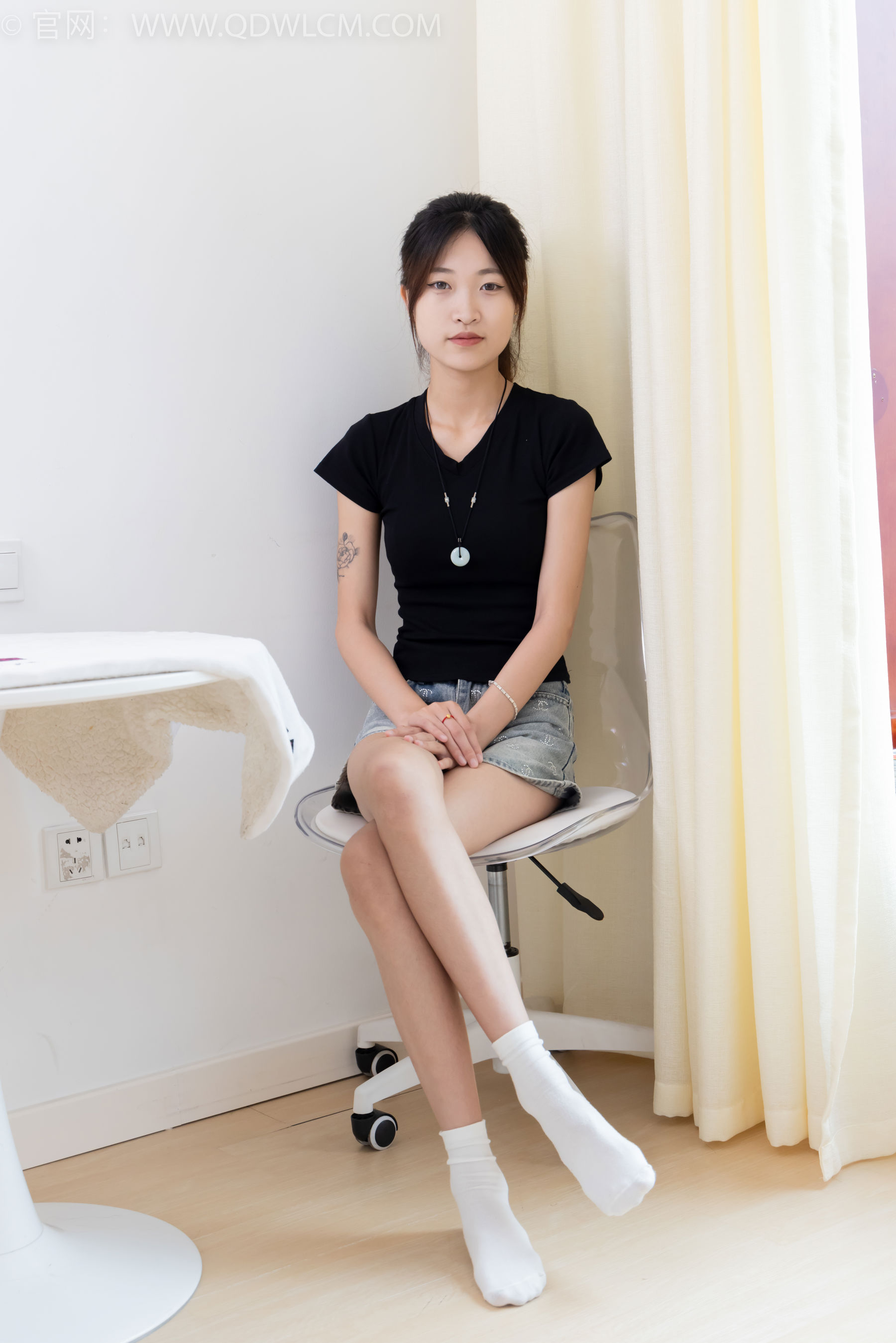 物恋传媒 No.2399 小夏 - 板鞋、白棉袜、裸足/(150P)