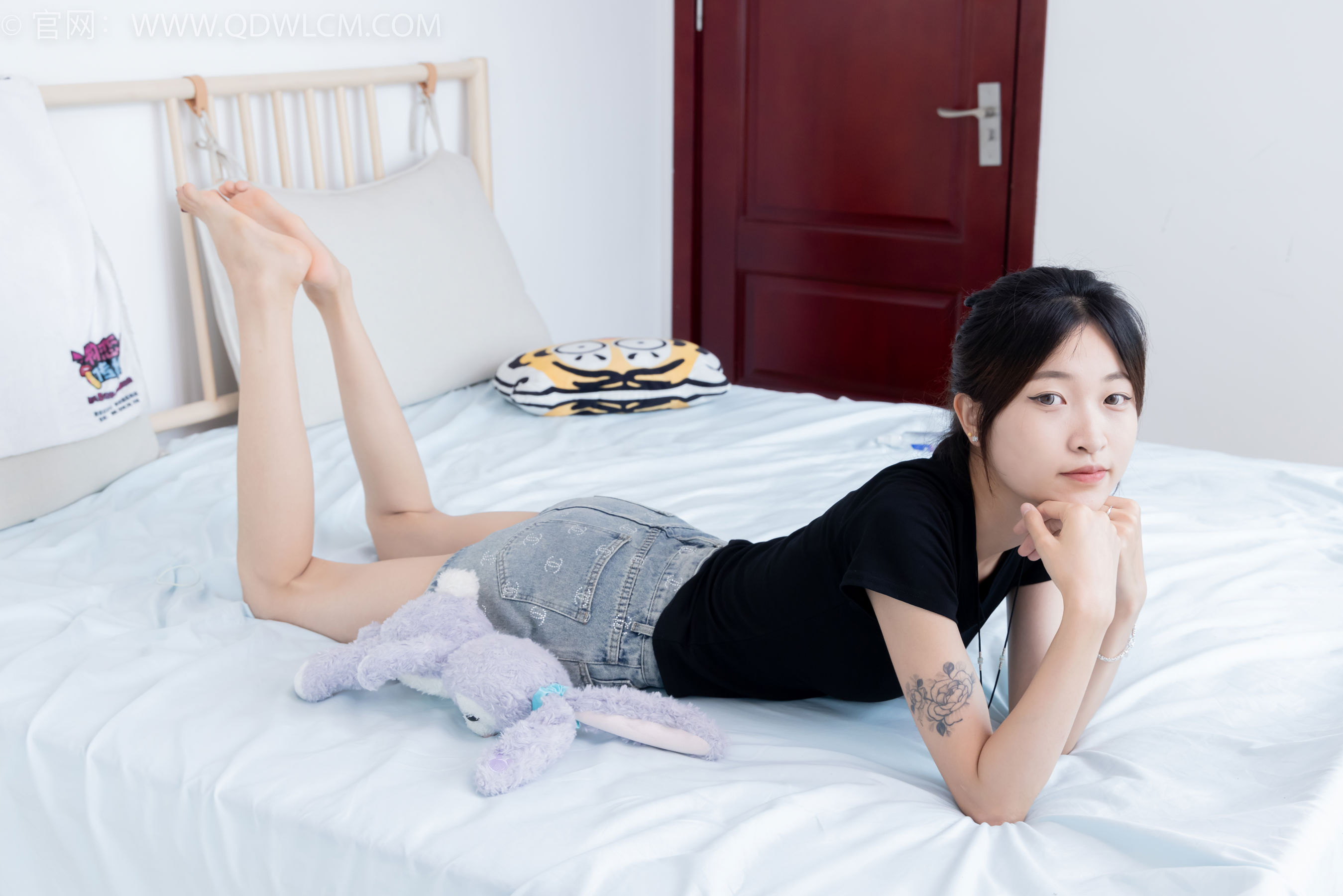 物恋传媒 No.2399 小夏 - 板鞋、白棉袜、裸足/(150P)