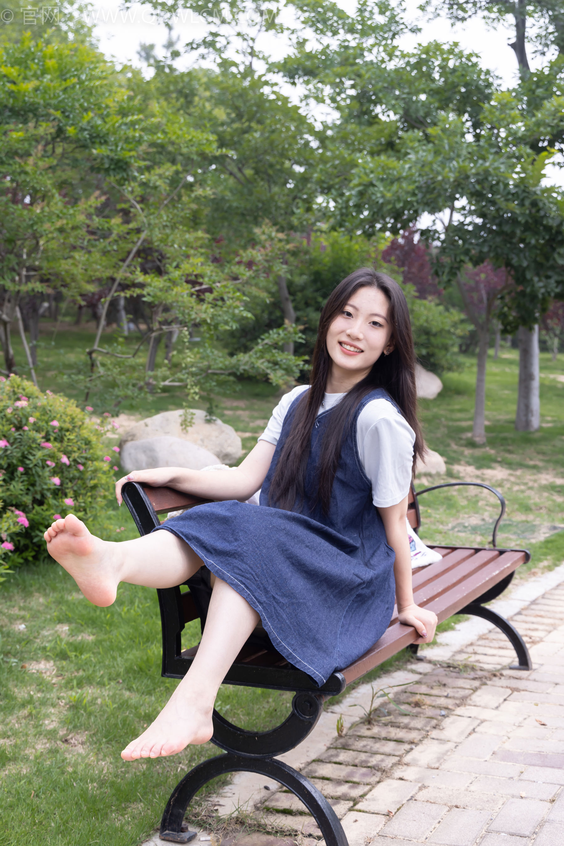 物恋传媒 No.2393 奶糖 - 帆布鞋、白棉袜、裸足/(160P)