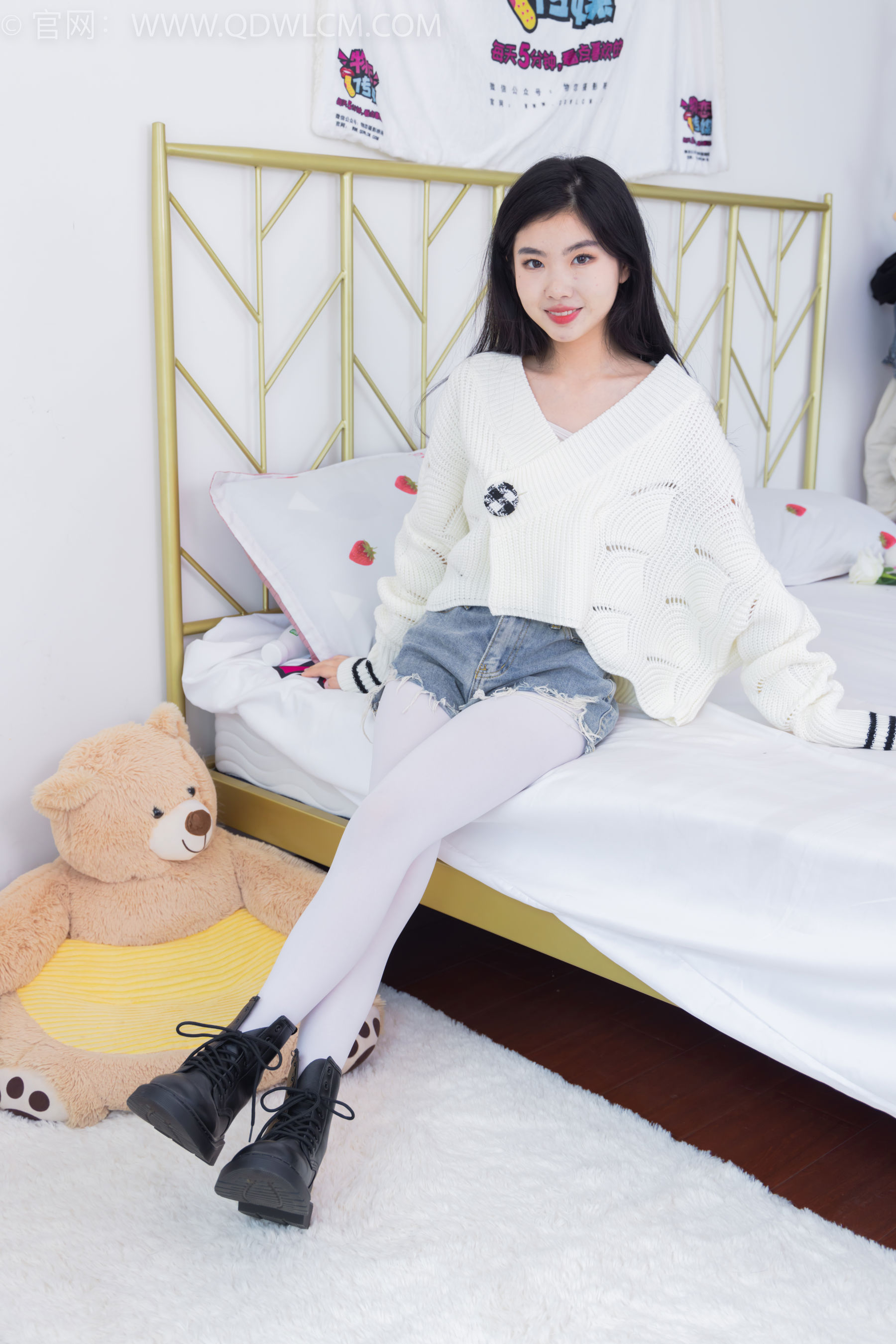 物恋传媒 No.2396 米米 - 马丁靴、厚白丝/(150P)