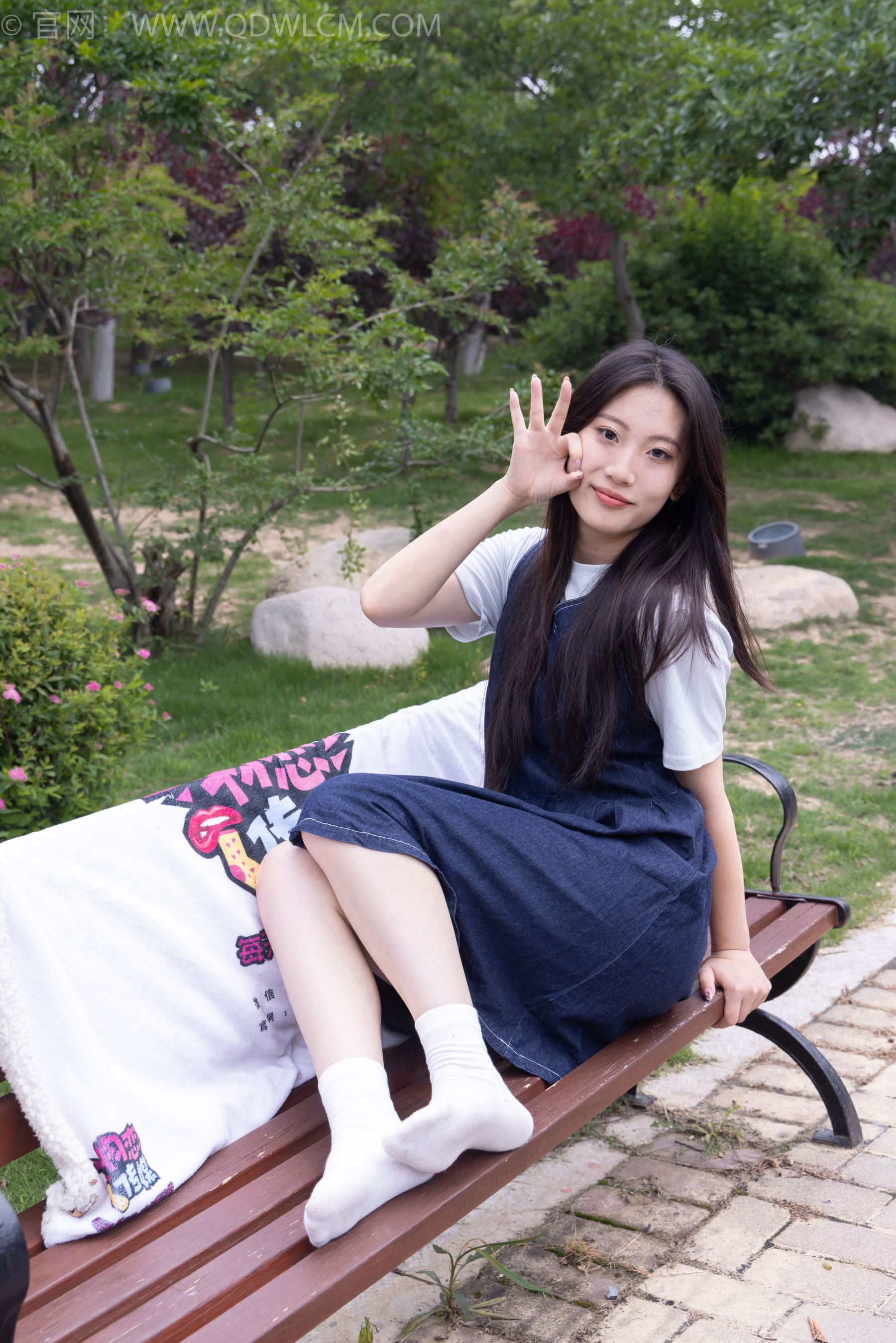 物恋传媒 No.2393 奶糖 - 帆布鞋、白棉袜、裸足/(160P)