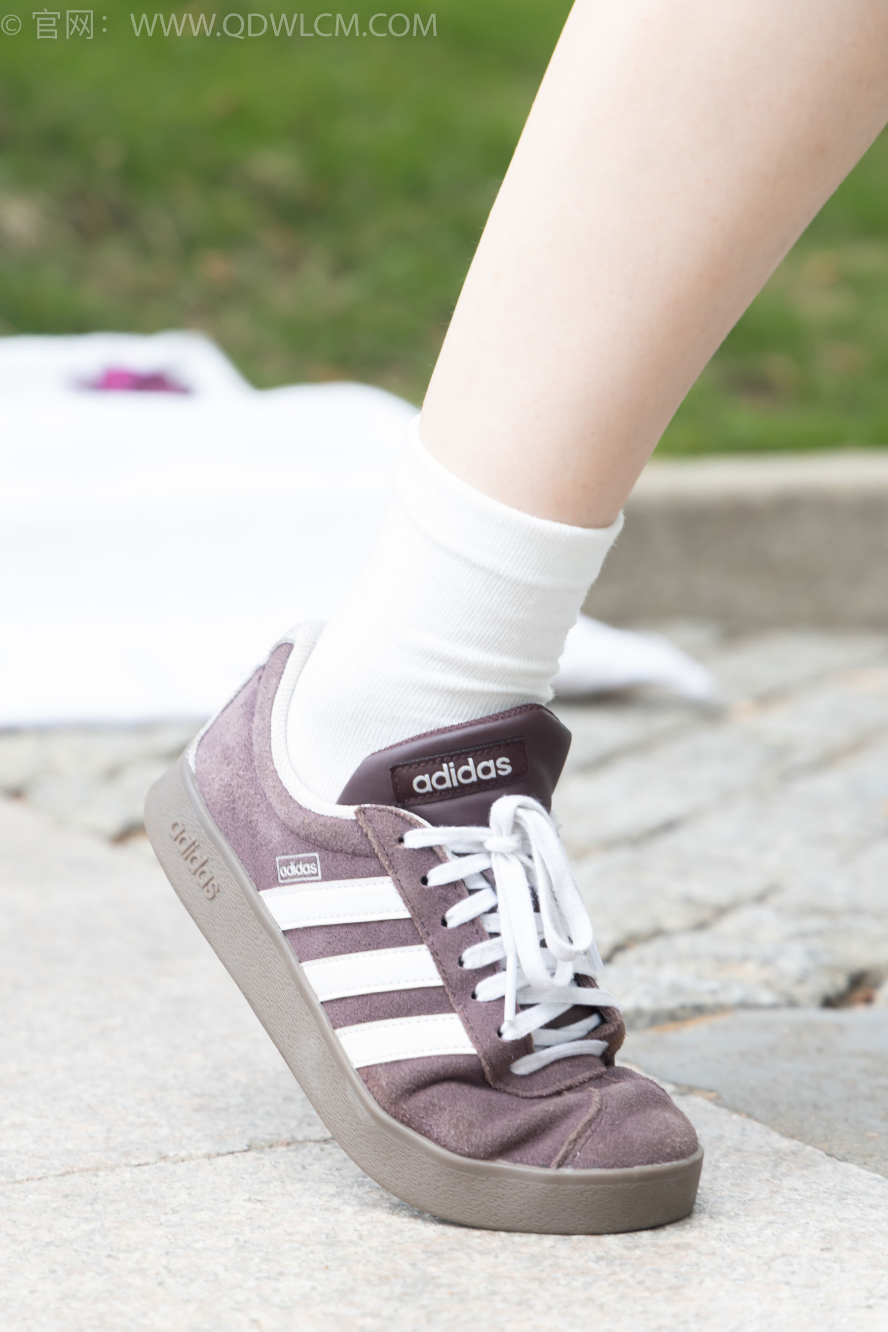 物恋传媒 No.2393 奶糖 - 帆布鞋、白棉袜、裸足/(160P)