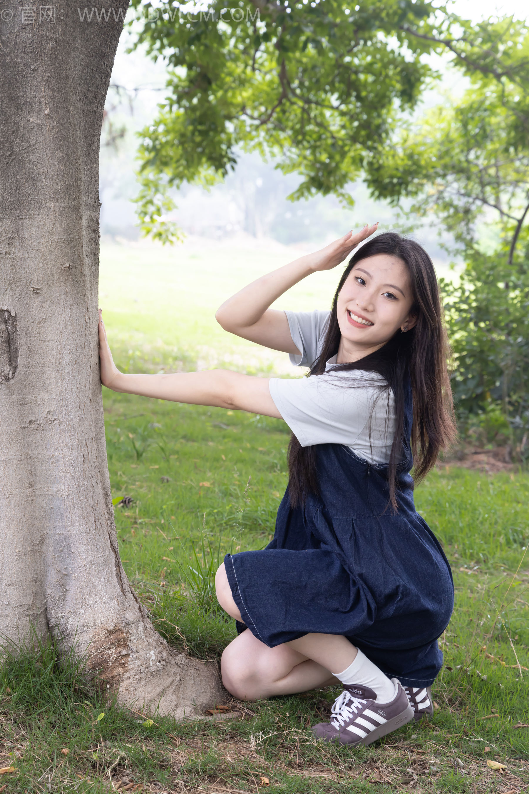 物恋传媒 No.2393 奶糖 - 帆布鞋、白棉袜、裸足/(160P)