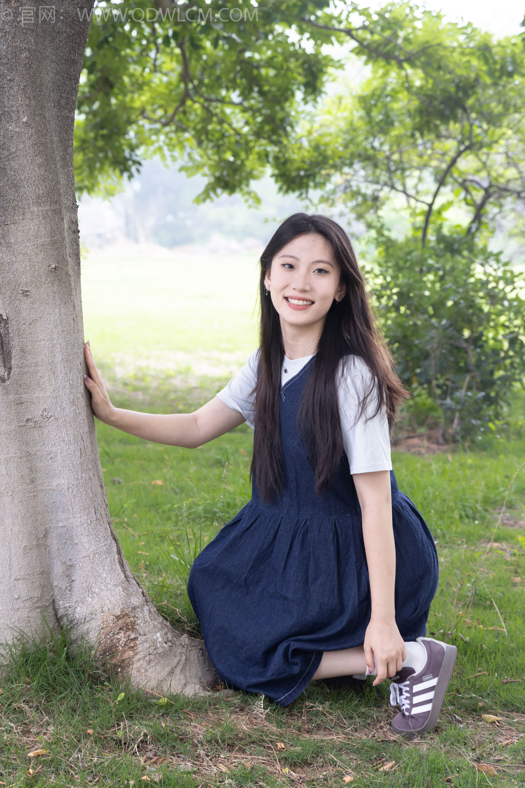 物恋传媒 No.2393 奶糖 - 帆布鞋、白棉袜、裸足/(160P)