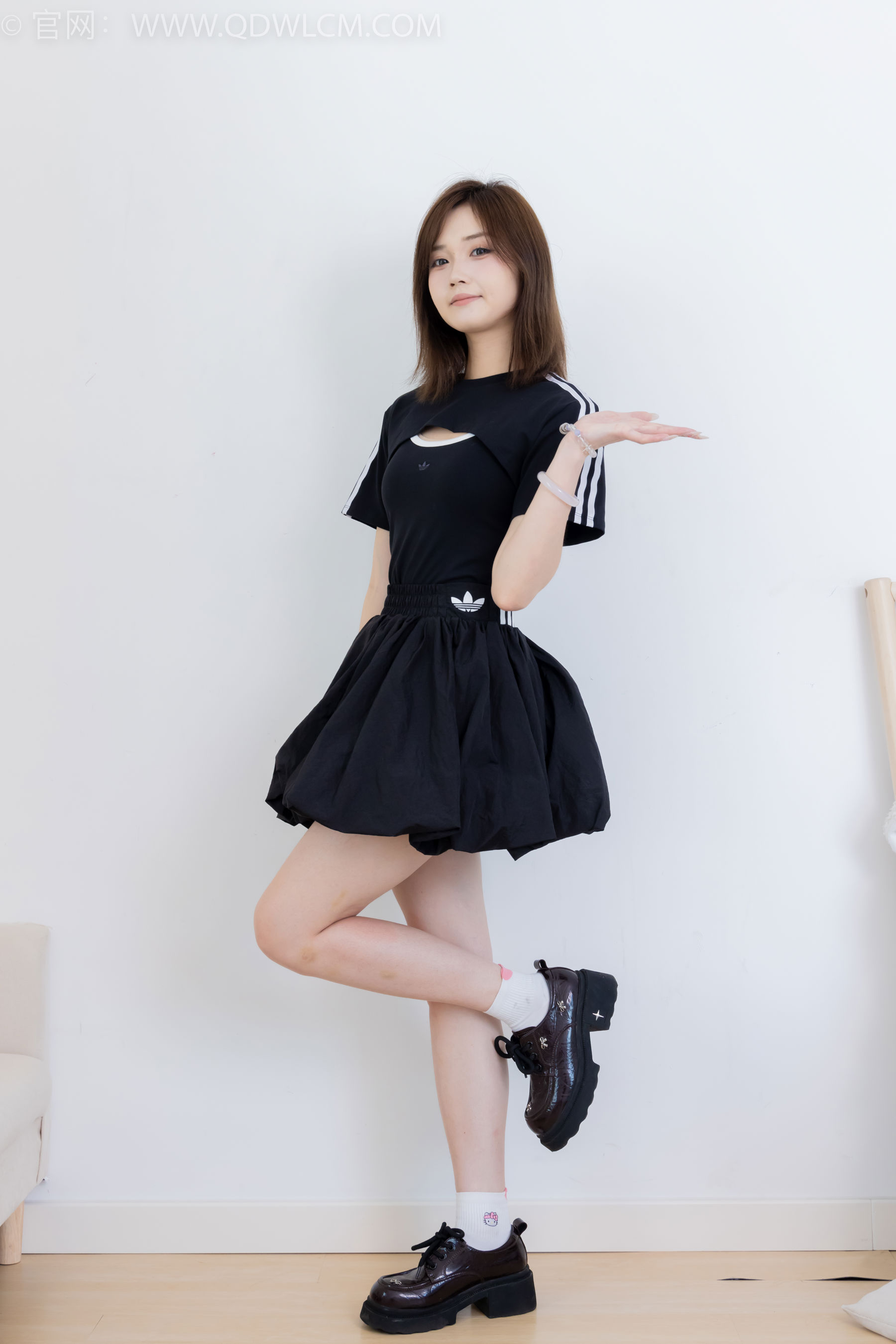 物恋传媒 No.2392 橙子 - 皮鞋、白棉袜、裸足/(150P)