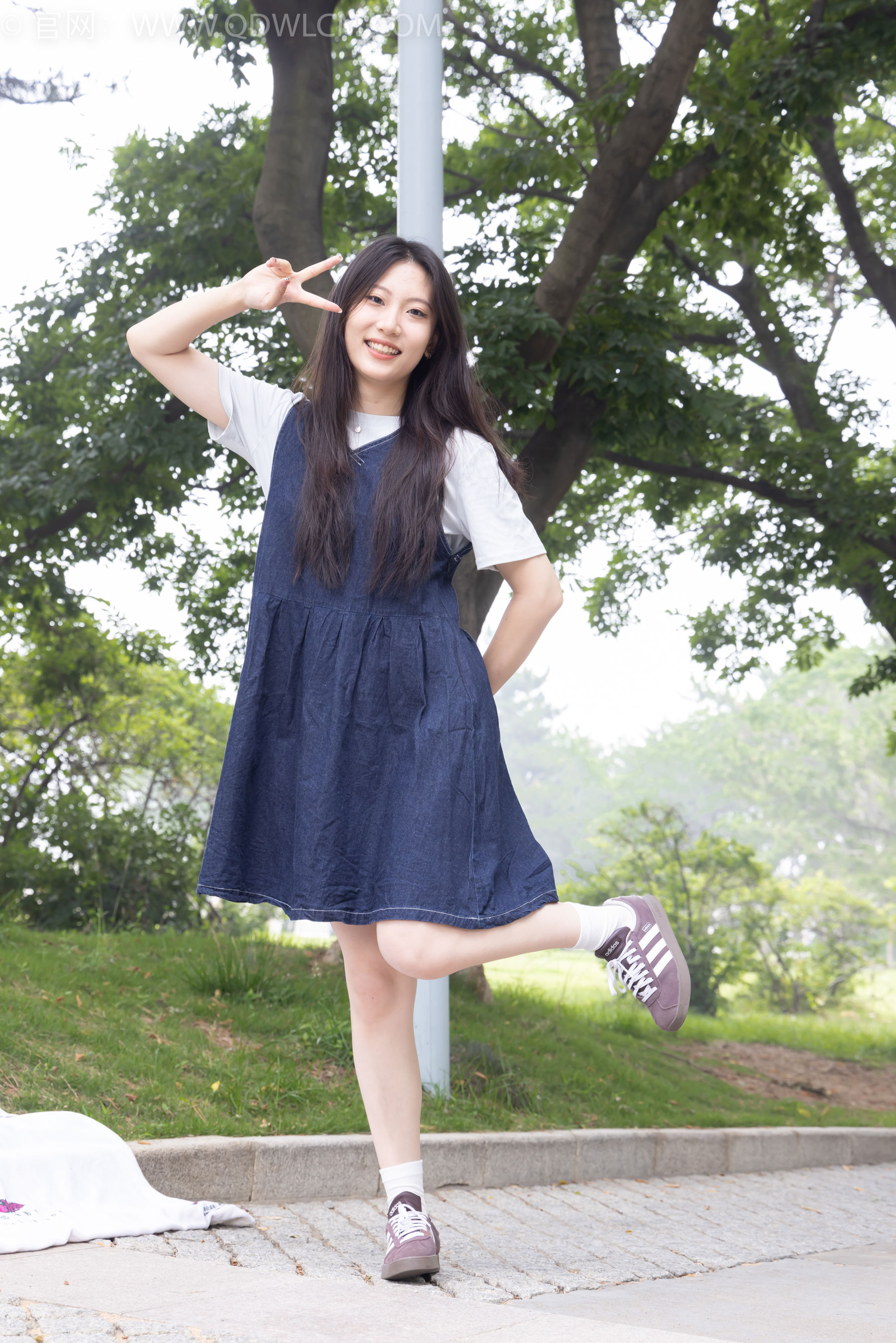 物恋传媒 No.2393 奶糖 - 帆布鞋、白棉袜、裸足/(160P)