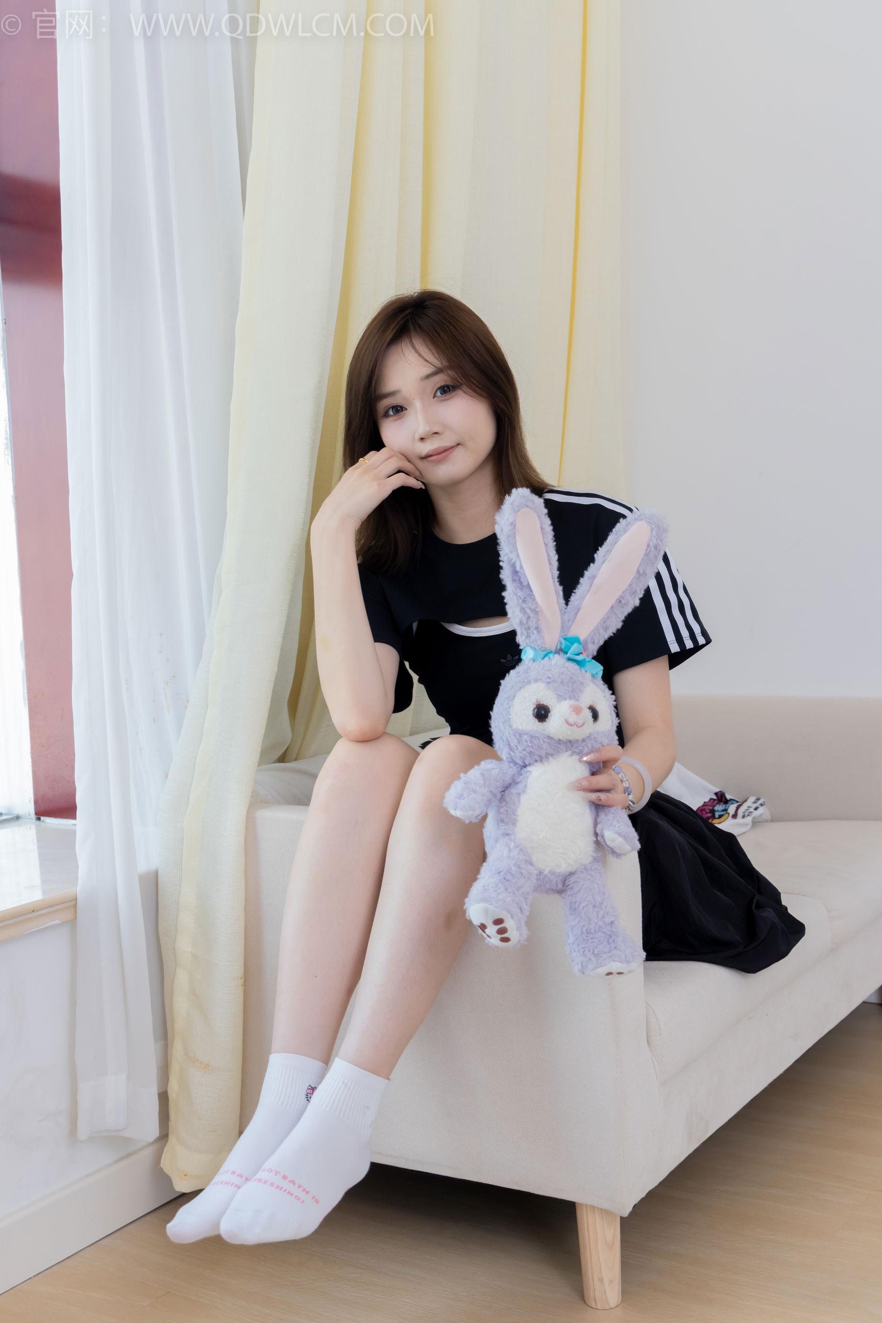 物恋传媒 No.2392 橙子 - 皮鞋、白棉袜、裸足/(150P)