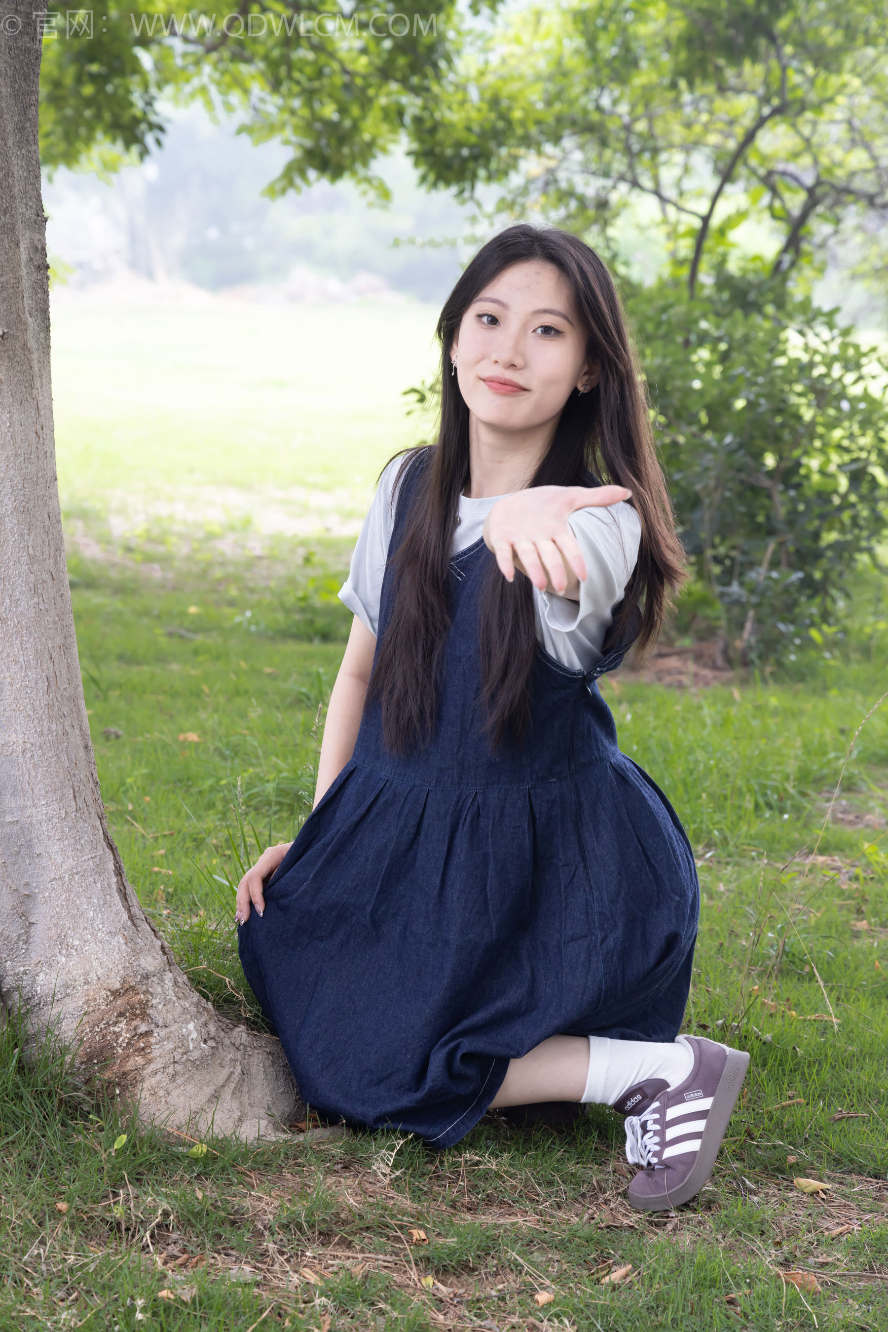 物恋传媒 No.2393 奶糖 - 帆布鞋、白棉袜、裸足/(160P)