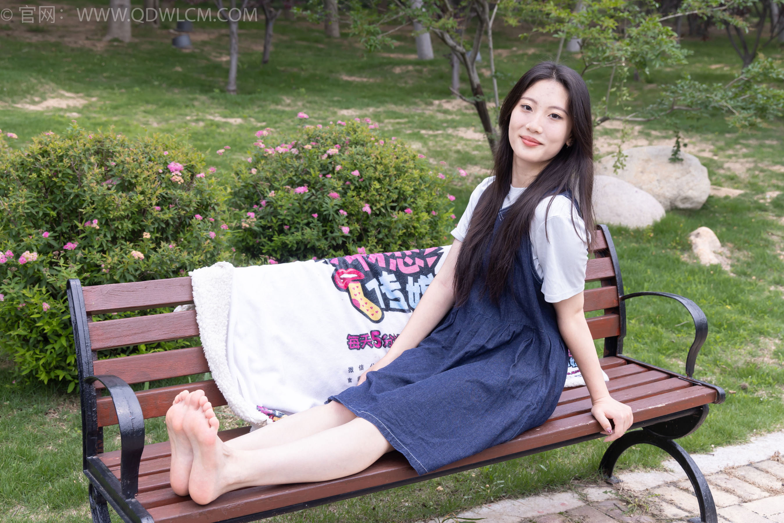 物恋传媒 No.2393 奶糖 - 帆布鞋、白棉袜、裸足/(160P)