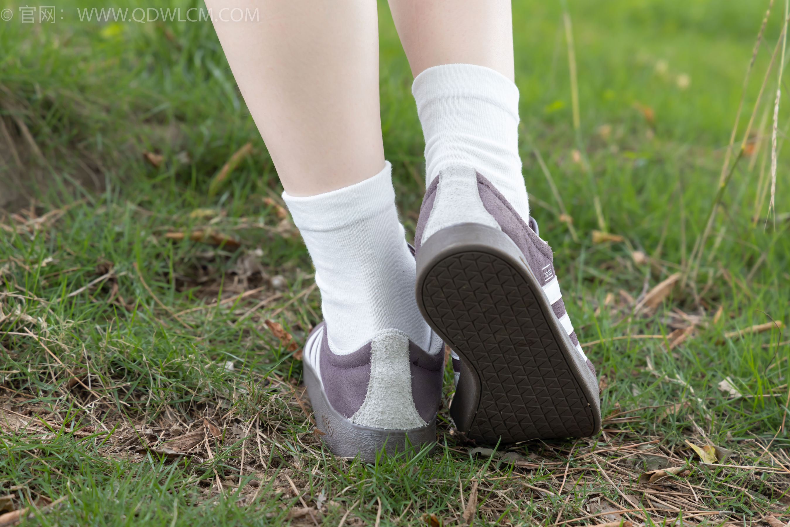 物恋传媒 No.2393 奶糖 - 帆布鞋、白棉袜、裸足/(160P)