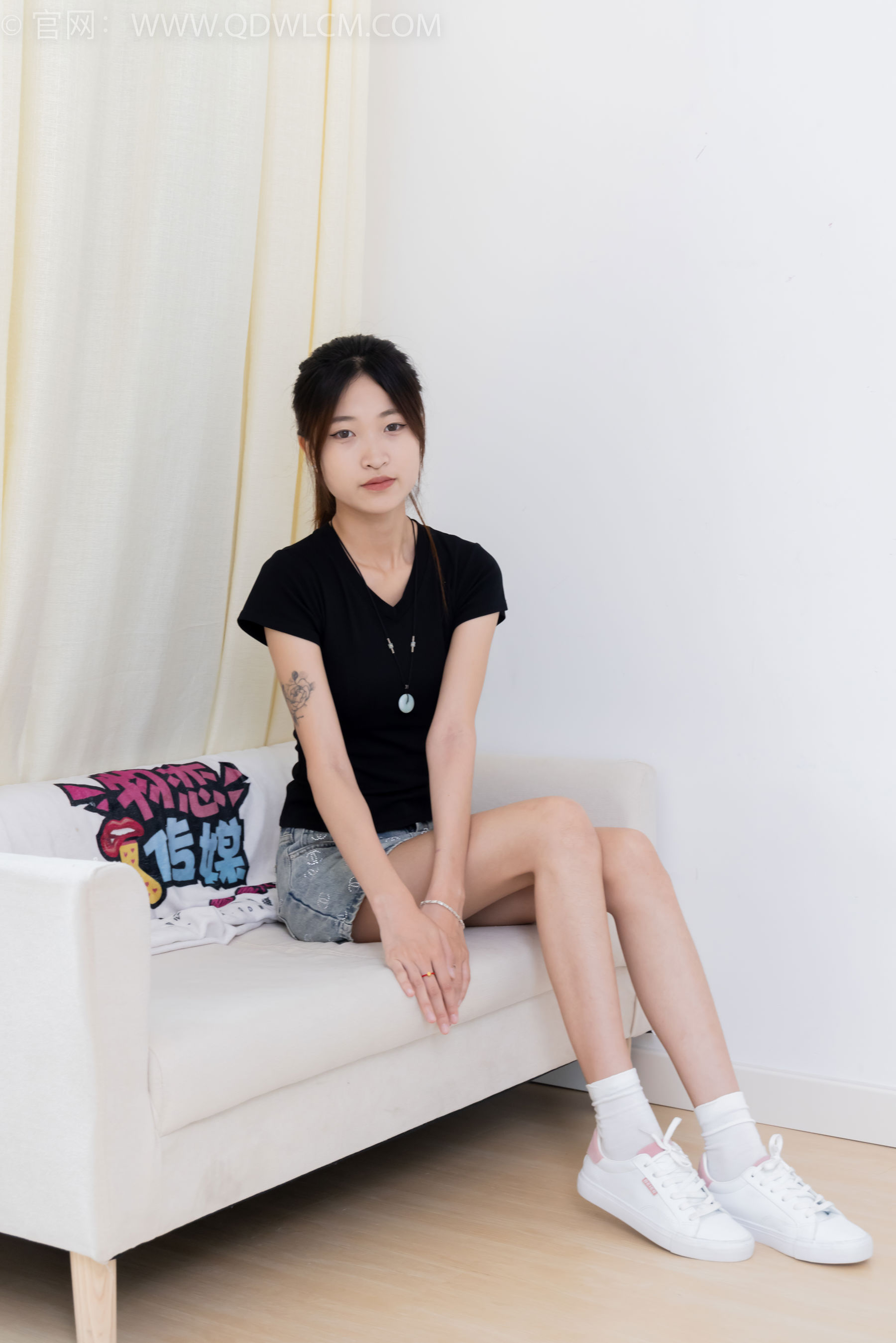 物恋传媒 No.2399 小夏 - 板鞋、白棉袜、裸足/(150P)