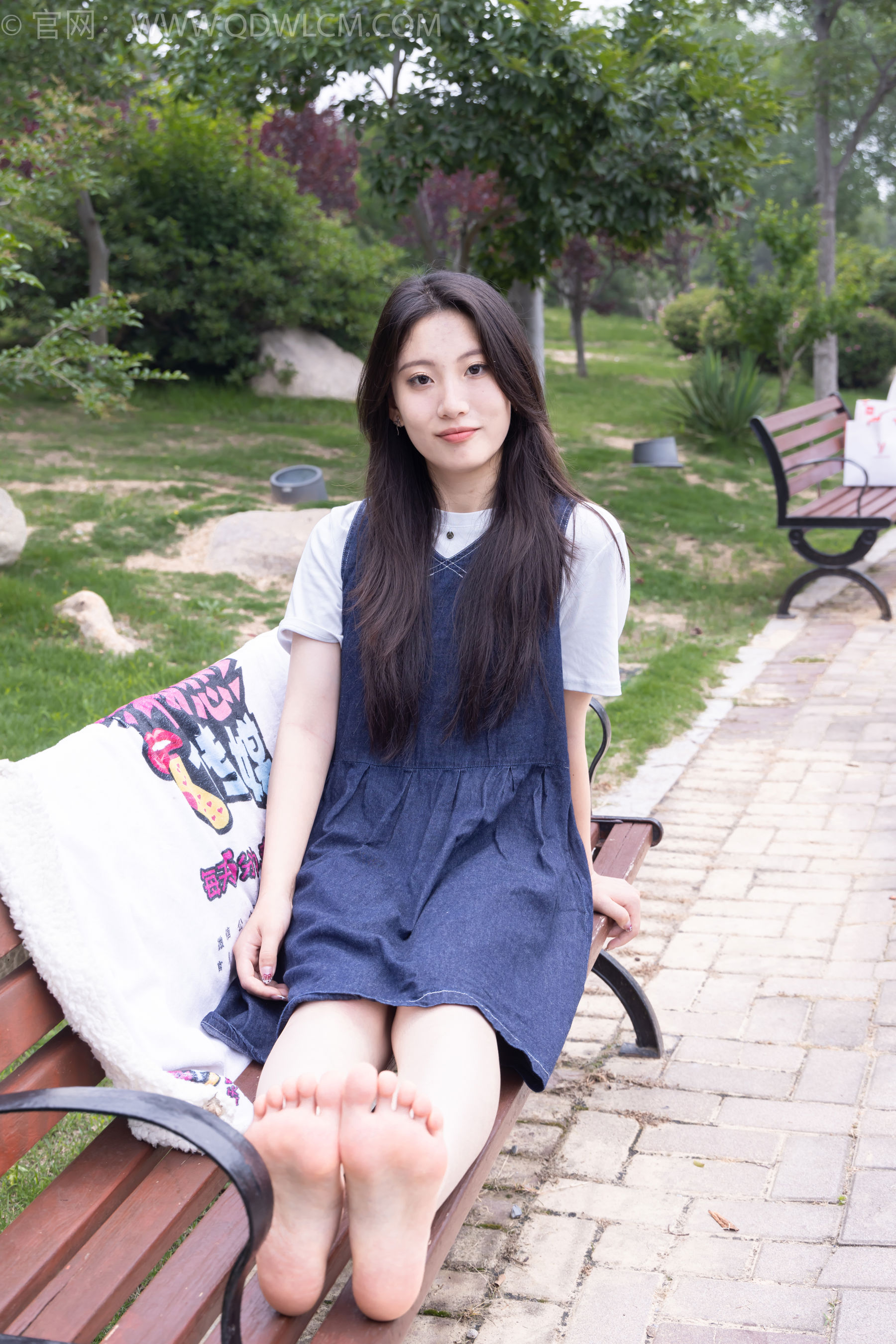 物恋传媒 No.2393 奶糖 - 帆布鞋、白棉袜、裸足/(160P)