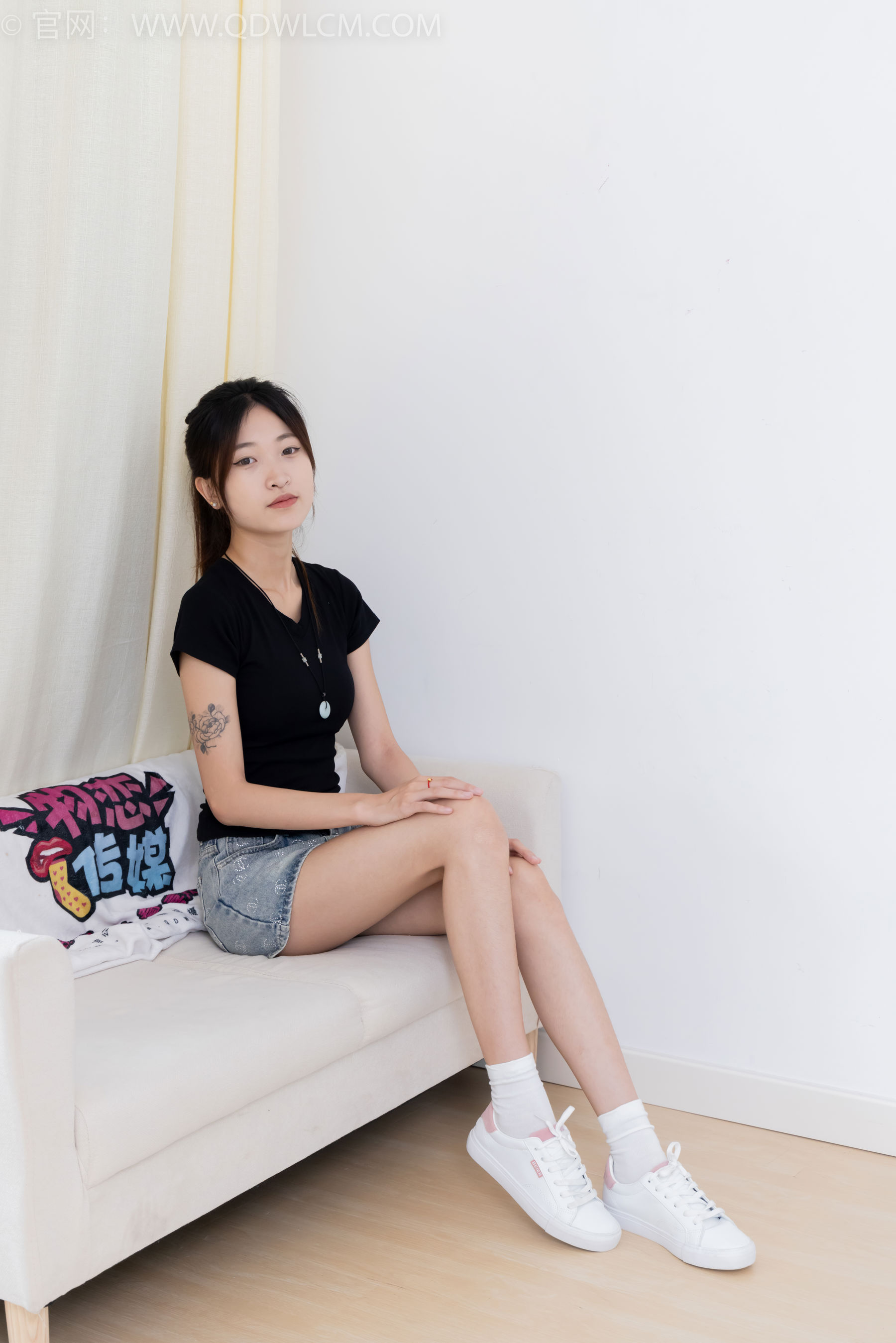 物恋传媒 No.2399 小夏 - 板鞋、白棉袜、裸足/(150P)