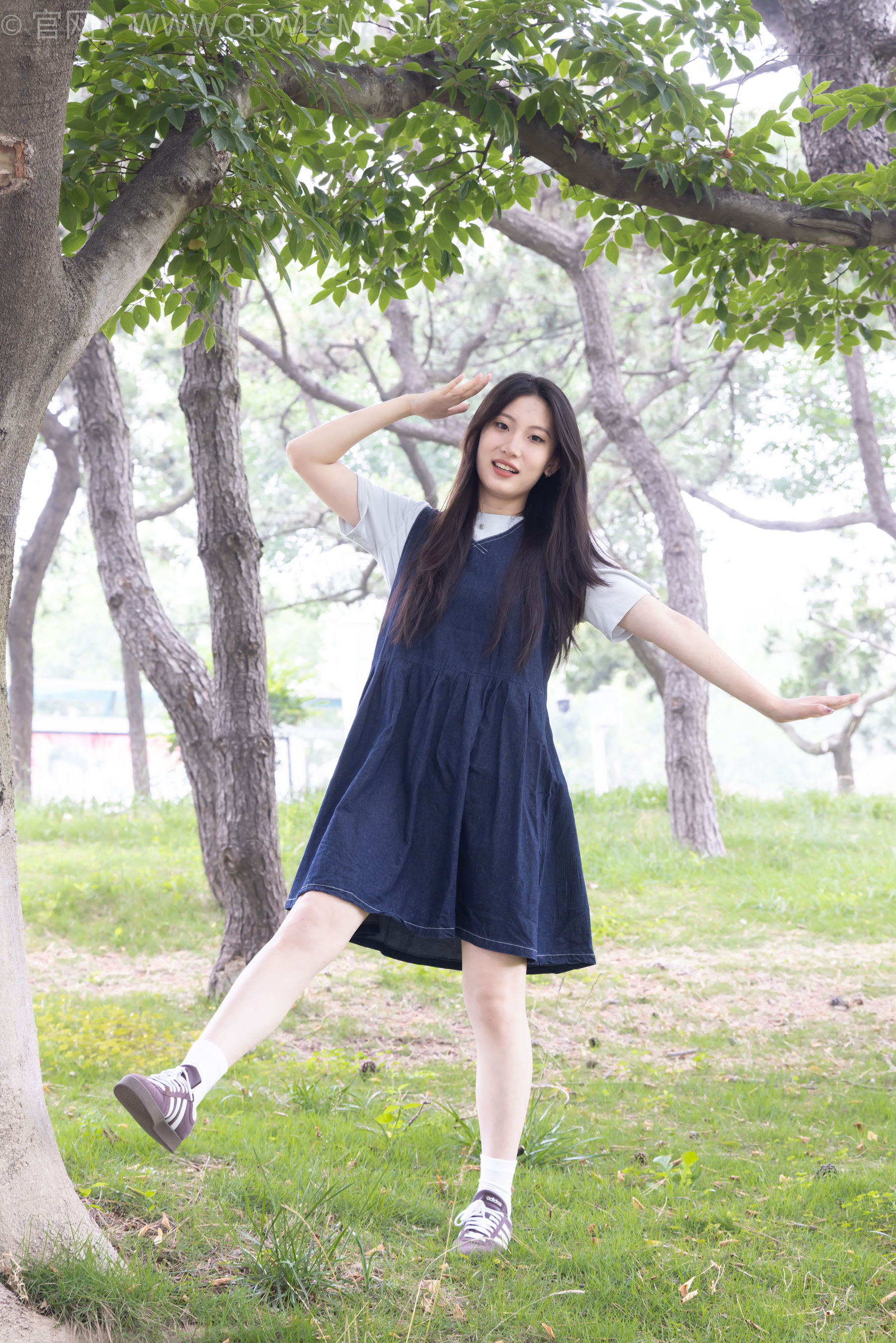 物恋传媒 No.2393 奶糖 - 帆布鞋、白棉袜、裸足/(160P)