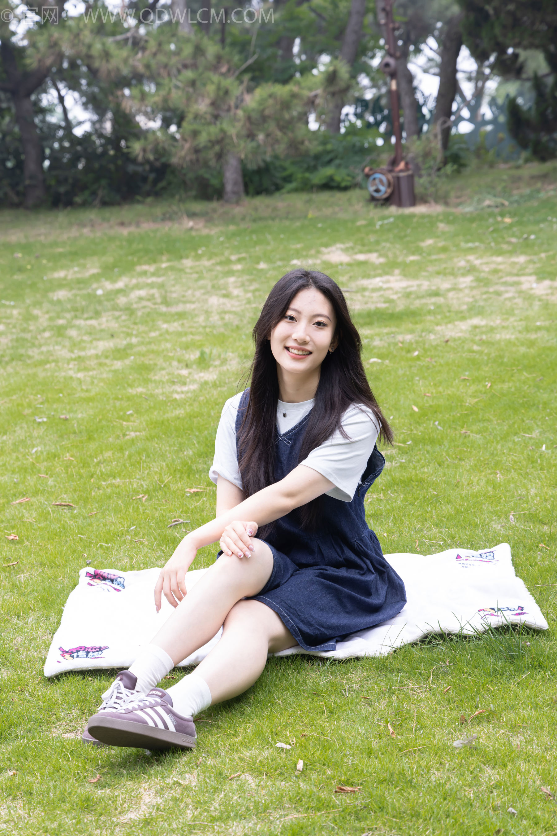 物恋传媒 No.2393 奶糖 - 帆布鞋、白棉袜、裸足/(160P)