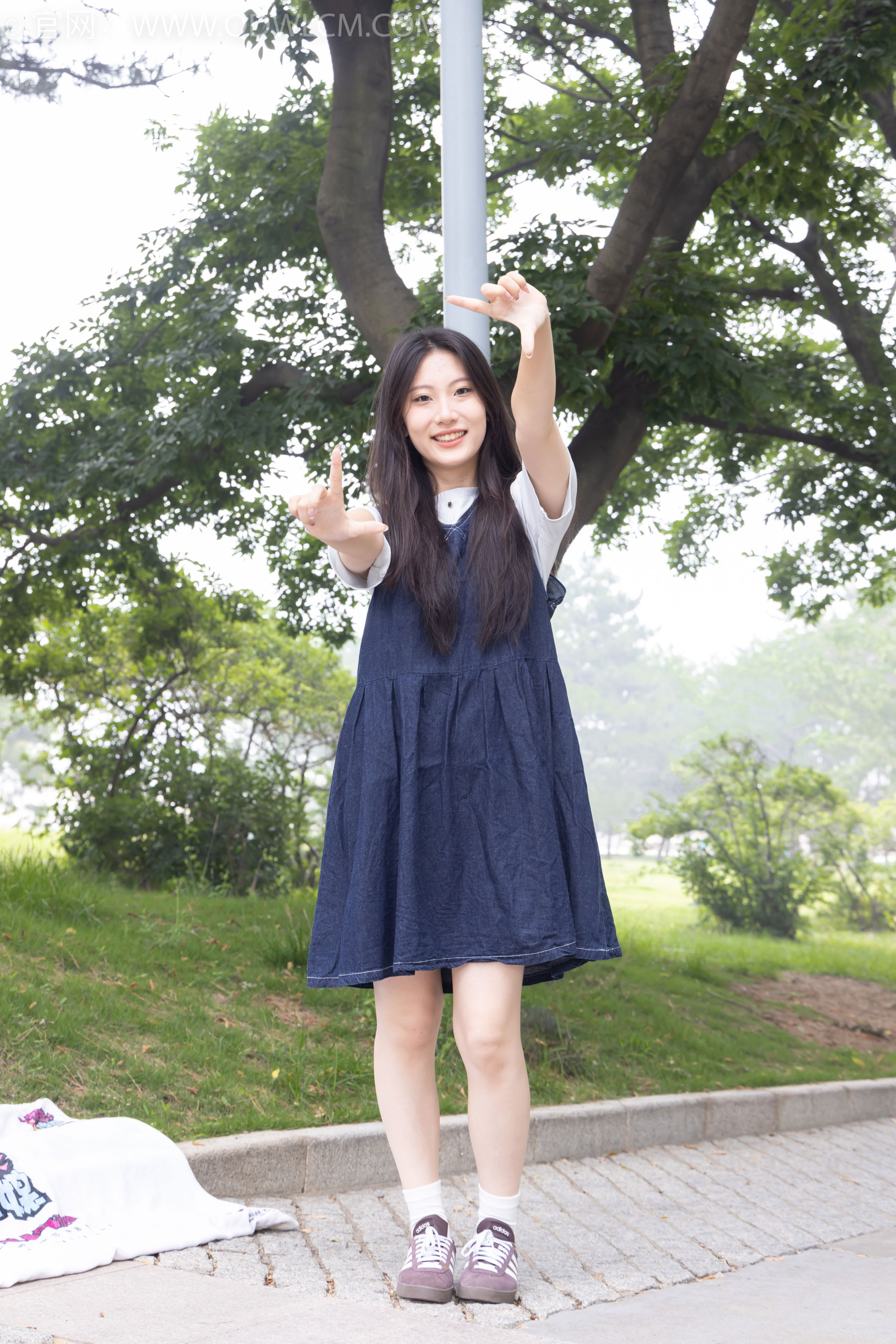 物恋传媒 No.2393 奶糖 - 帆布鞋、白棉袜、裸足/(160P)