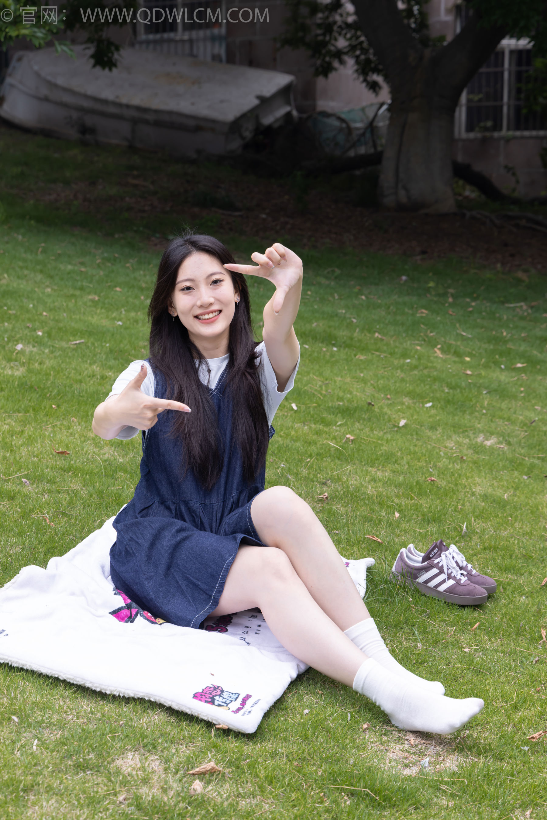 物恋传媒 No.2393 奶糖 - 帆布鞋、白棉袜、裸足/(160P)