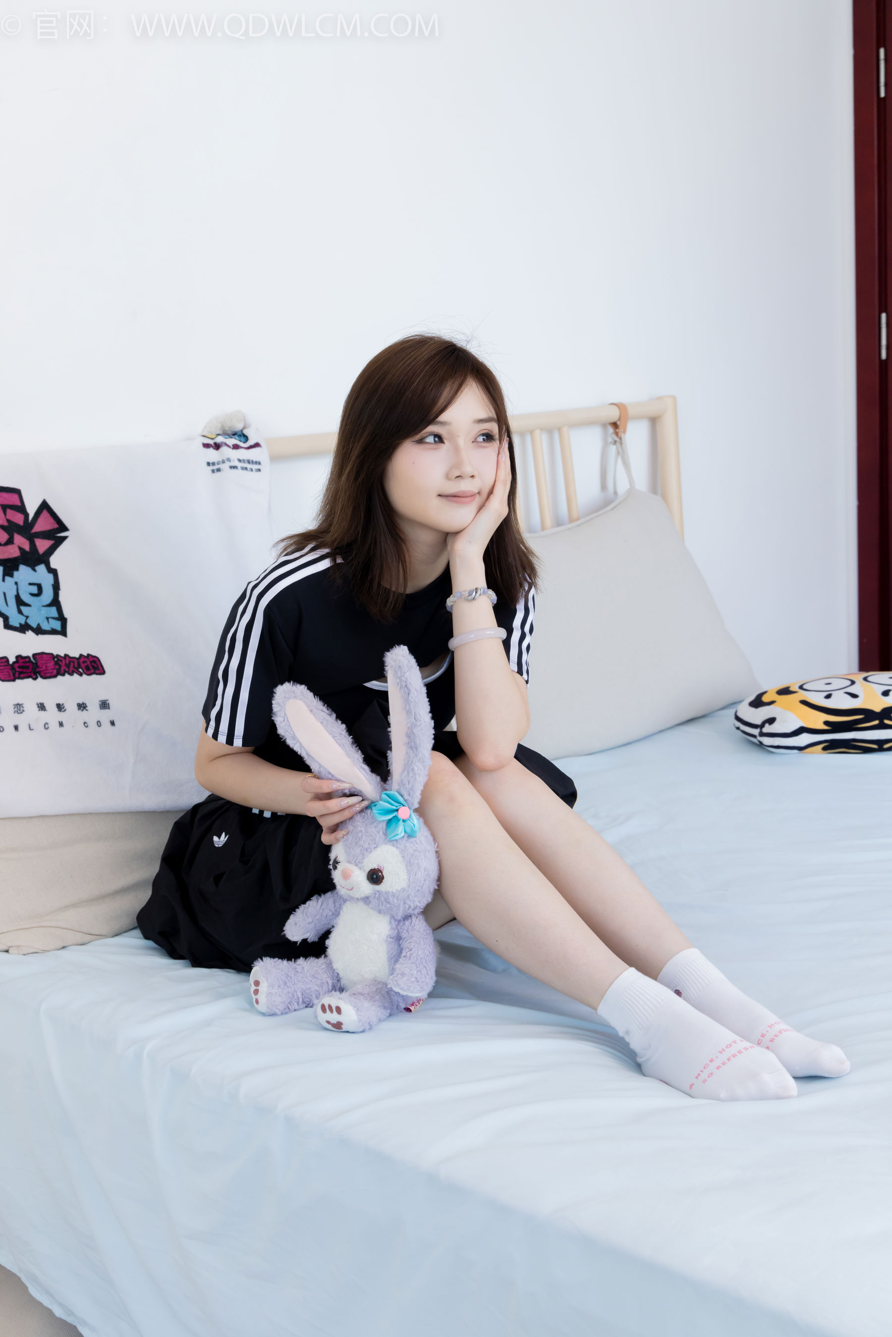 物恋传媒 No.2392 橙子 - 皮鞋、白棉袜、裸足/(150P)