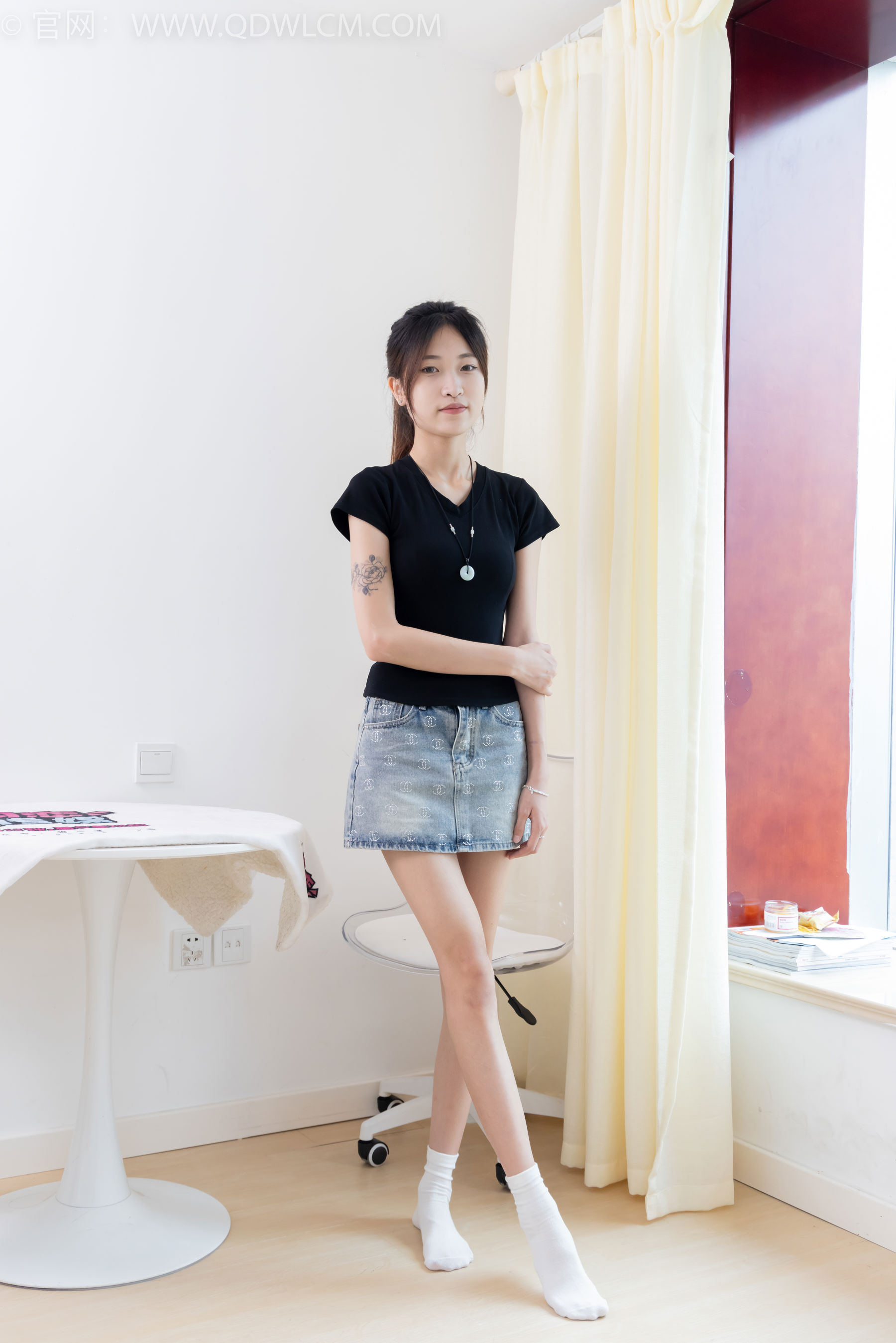 物恋传媒 No.2399 小夏 - 板鞋、白棉袜、裸足/(150P)