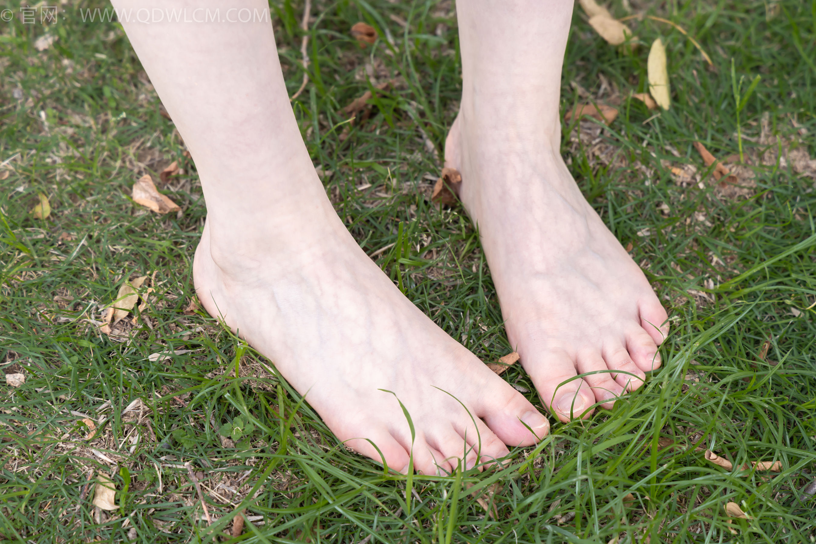 物恋传媒 No.2393 奶糖 - 帆布鞋、白棉袜、裸足/(160P)