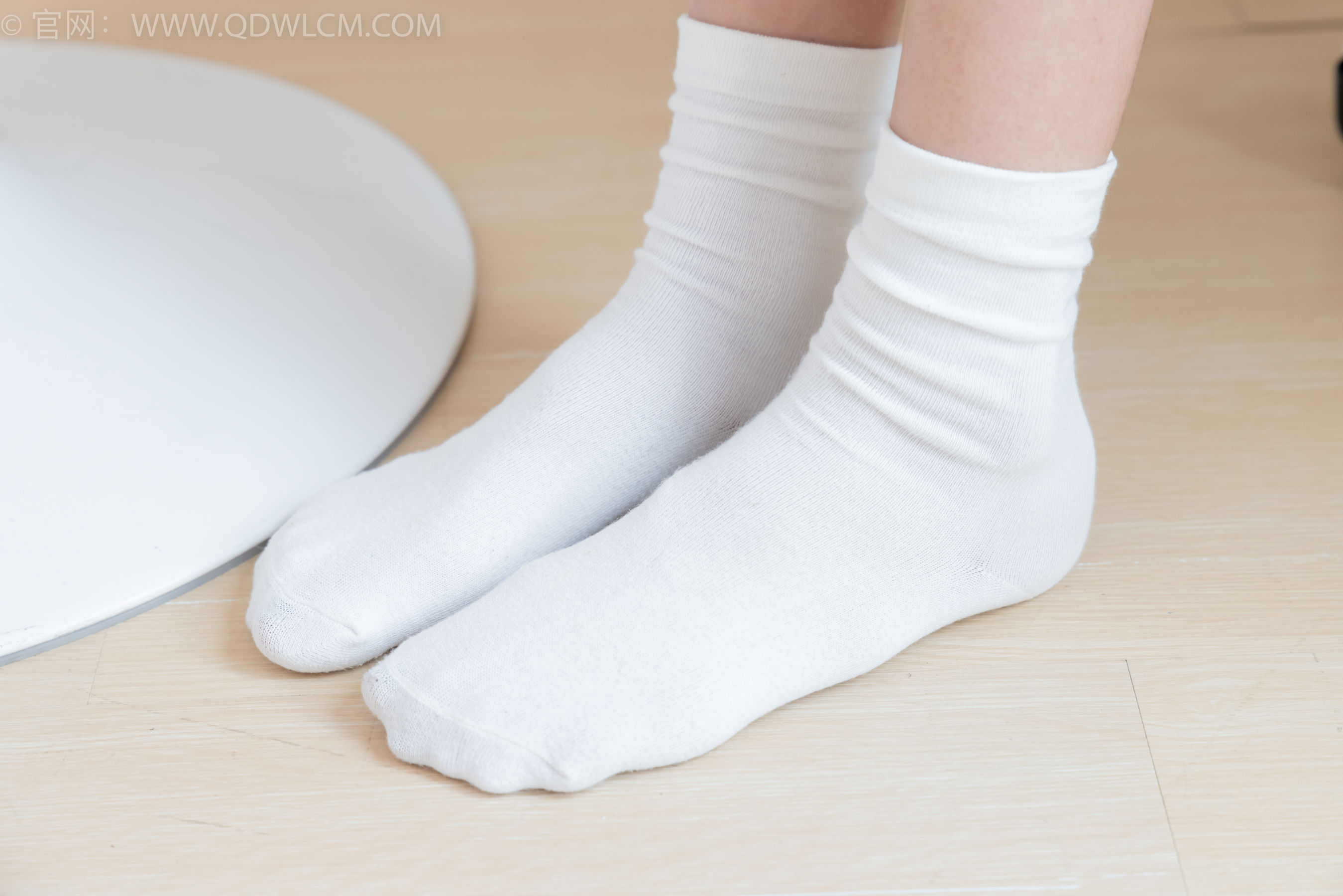 物恋传媒 No.2399 小夏 - 板鞋、白棉袜、裸足/(150P)