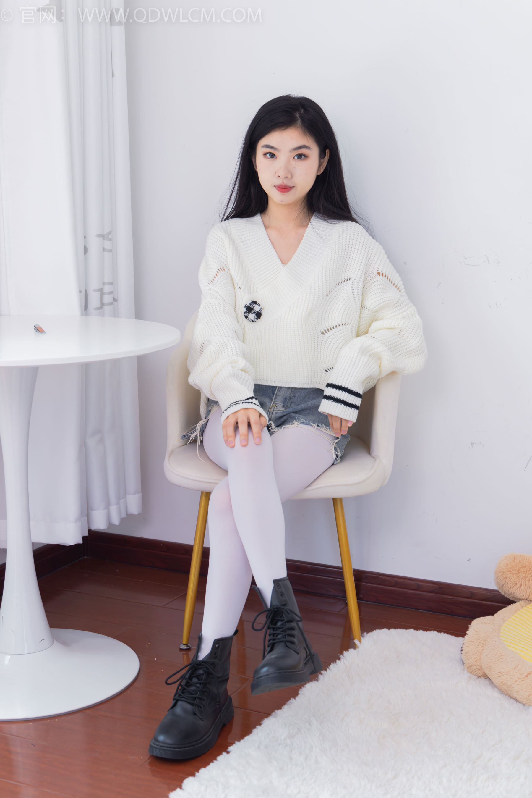 物恋传媒 No.2396 米米 - 马丁靴、厚白丝/(150P)