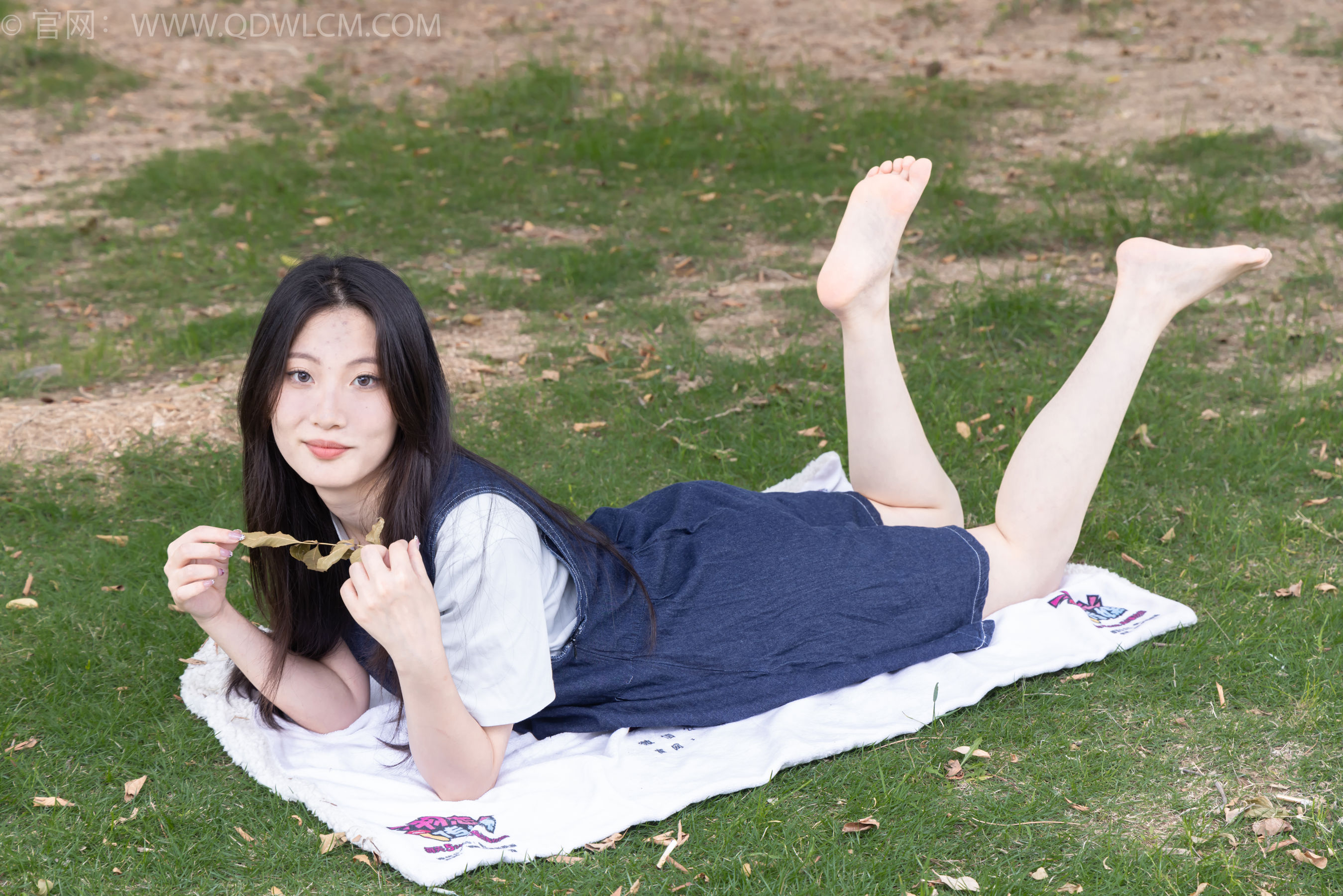 物恋传媒 No.2393 奶糖 - 帆布鞋、白棉袜、裸足/(160P)