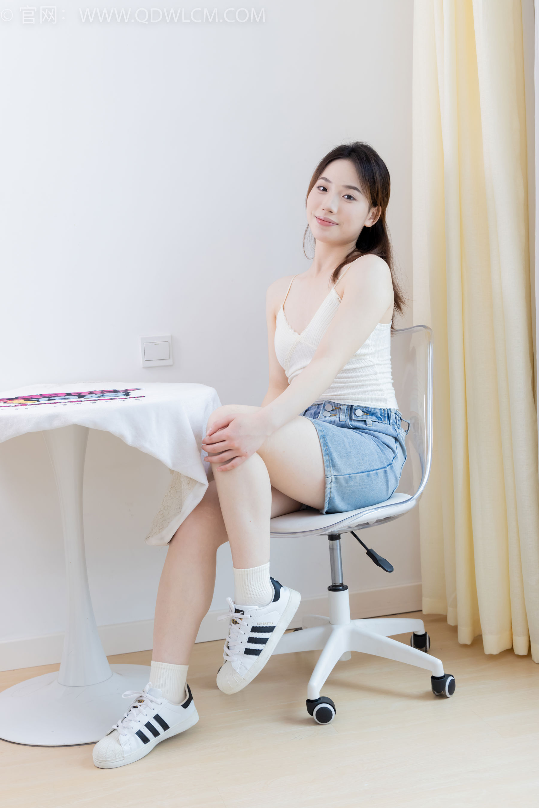 物恋传媒 No.2395 荔枝 - 板鞋、白棉袜、裸足/(150P)