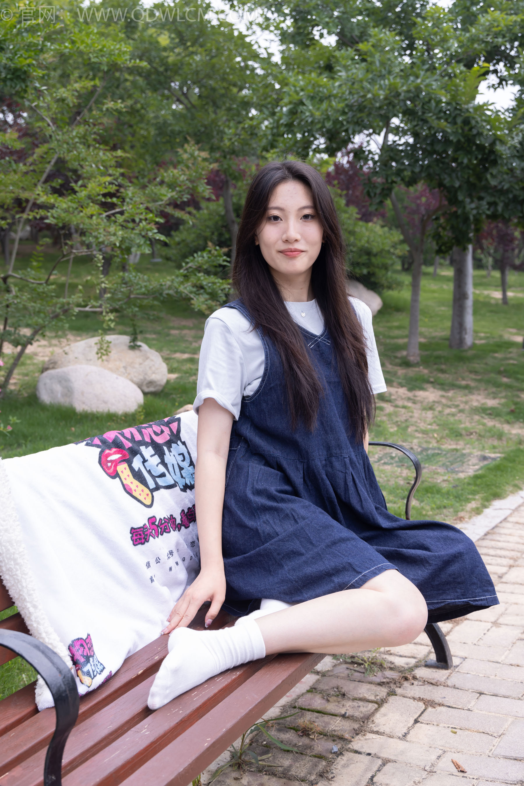 物恋传媒 No.2393 奶糖 - 帆布鞋、白棉袜、裸足/(160P)