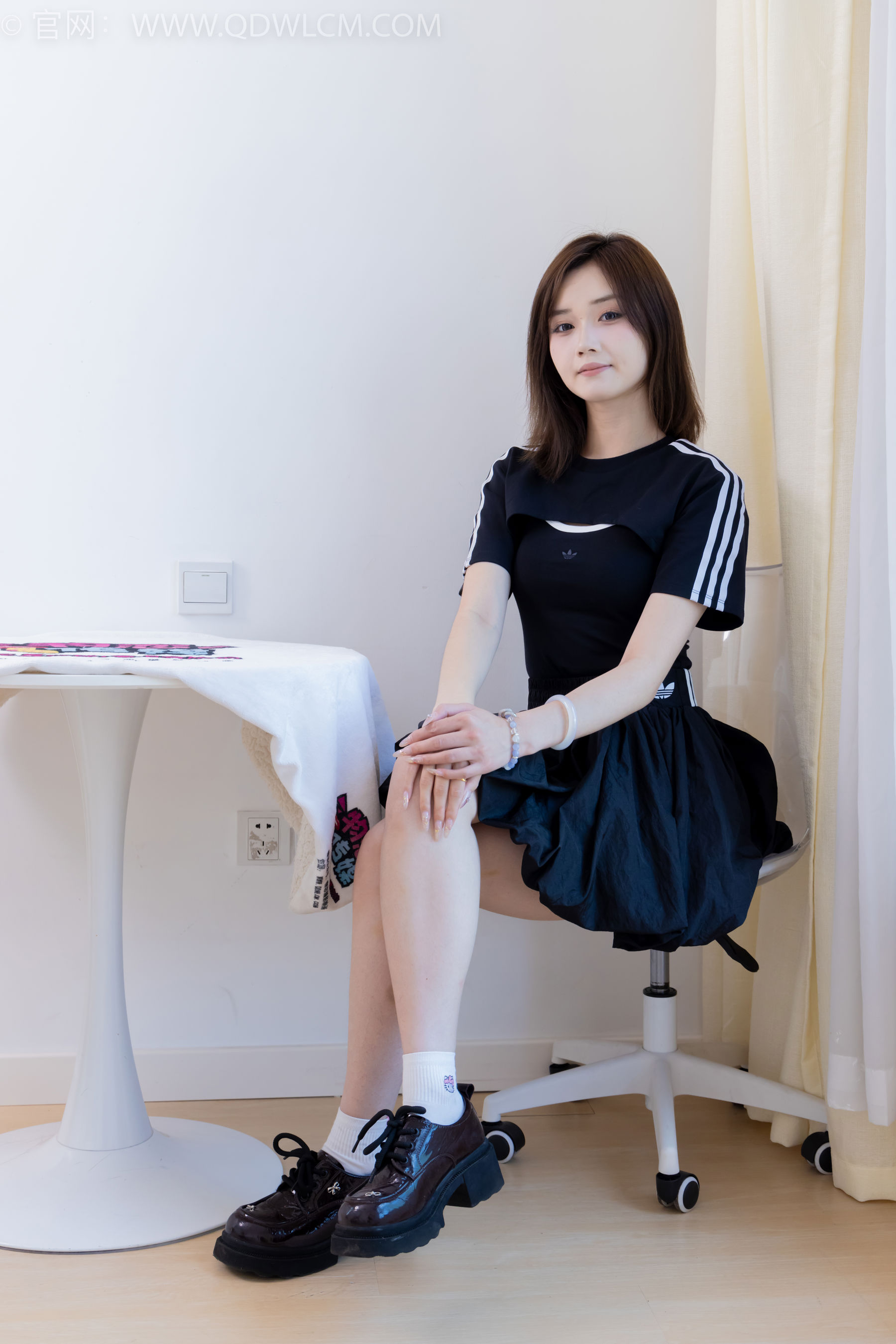 物恋传媒 No.2392 橙子 - 皮鞋、白棉袜、裸足/(150P)