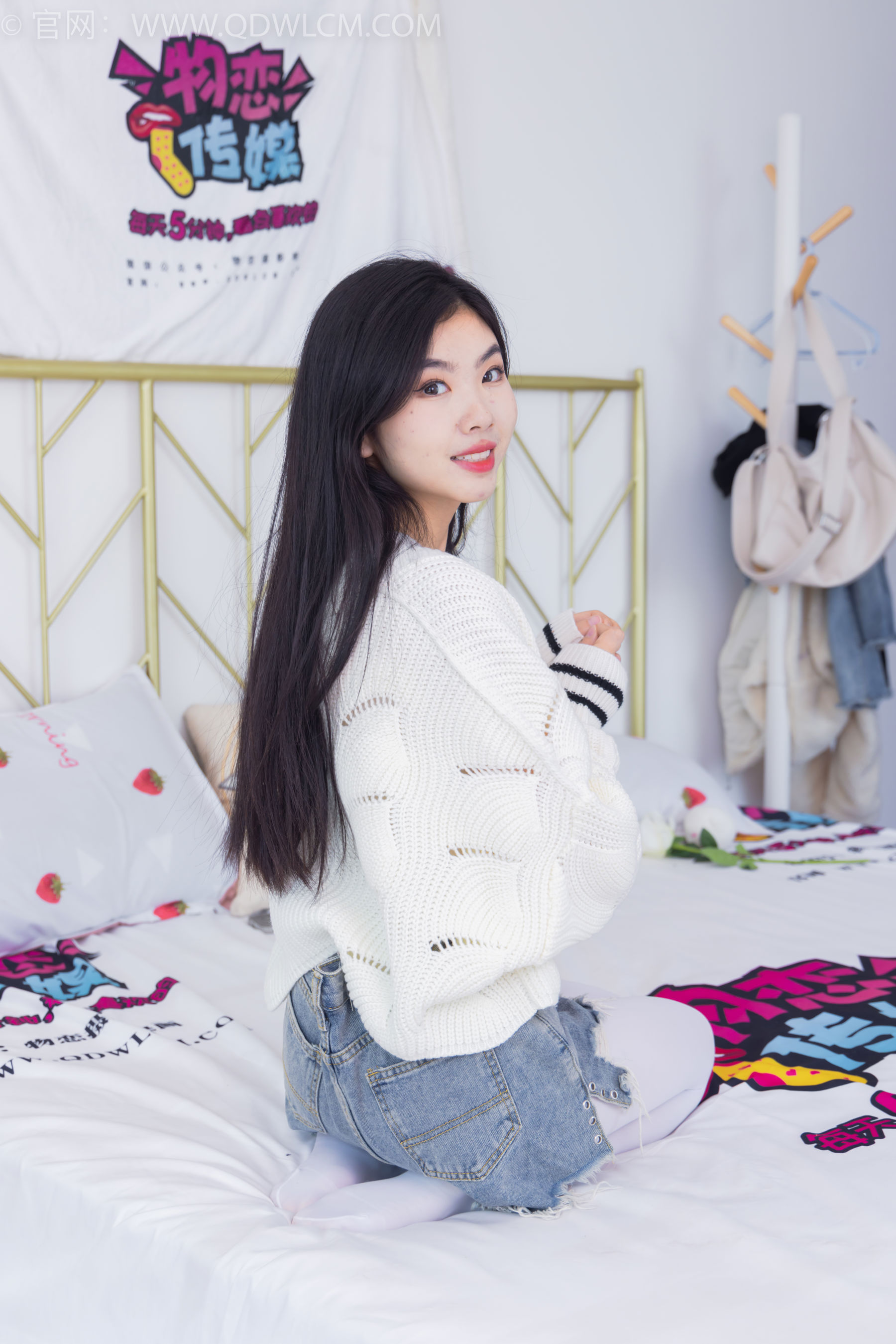 物恋传媒 No.2396 米米 - 马丁靴、厚白丝/(150P)