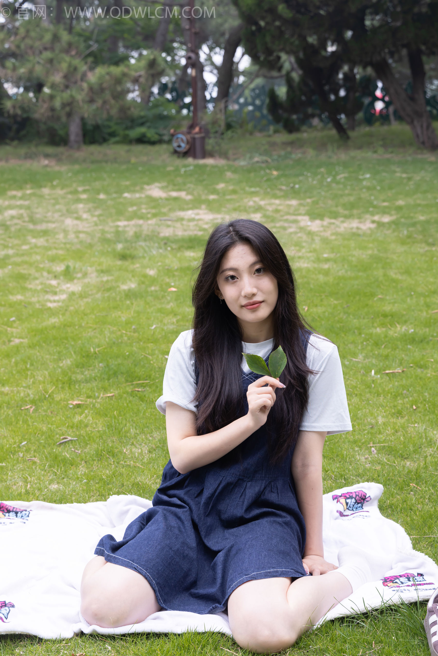 物恋传媒 No.2393 奶糖 - 帆布鞋、白棉袜、裸足/(160P)