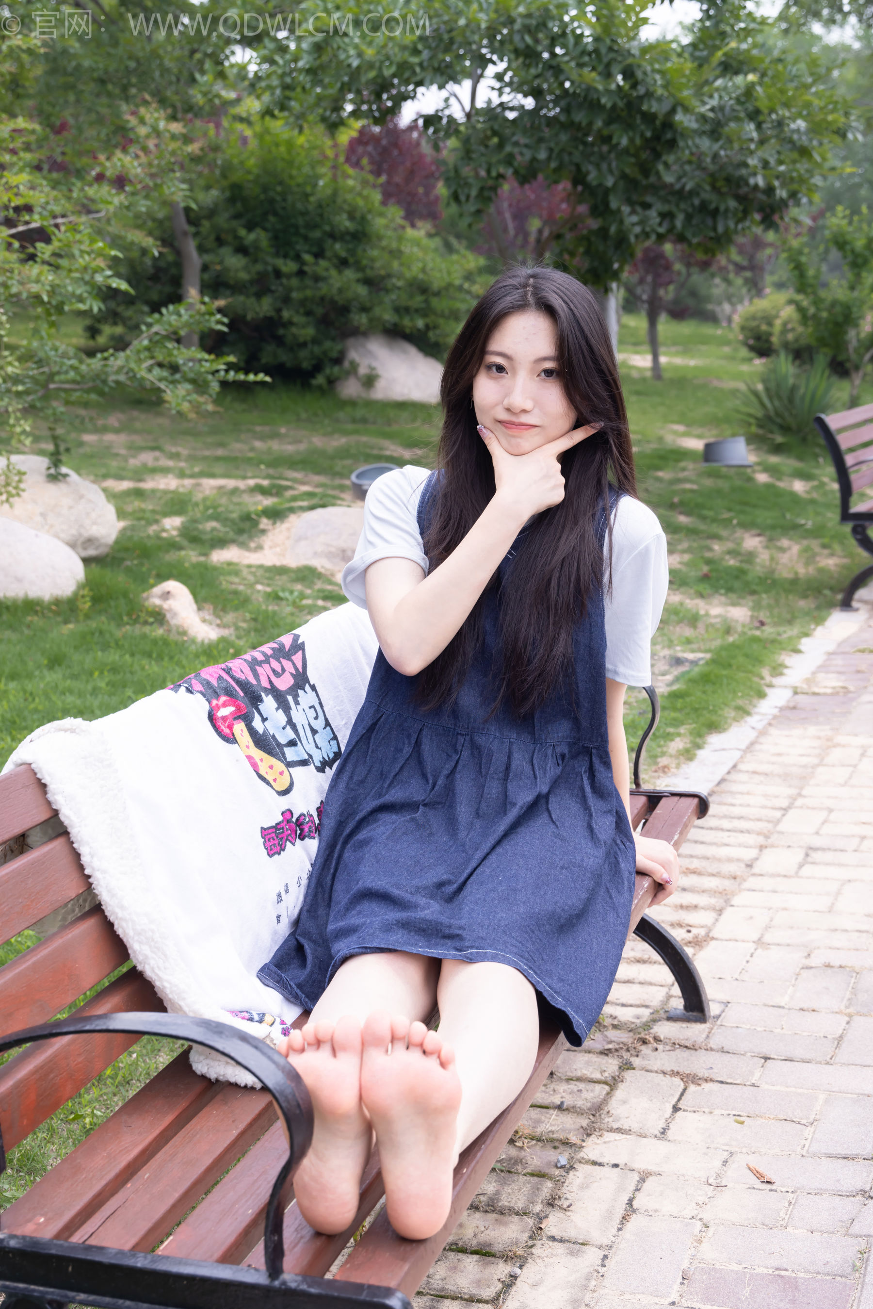 物恋传媒 No.2393 奶糖 - 帆布鞋、白棉袜、裸足/(160P)