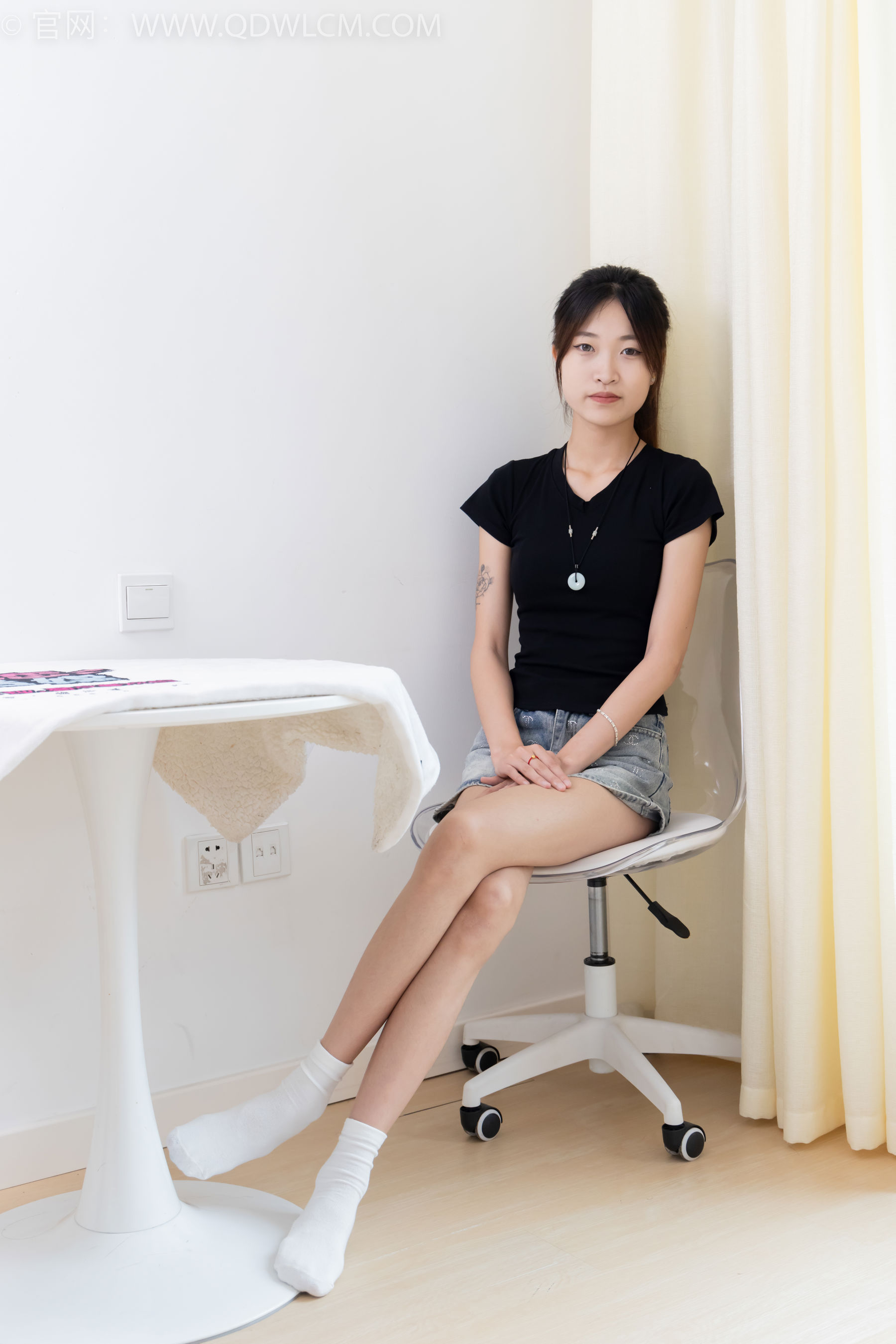 物恋传媒 No.2399 小夏 - 板鞋、白棉袜、裸足/(150P)