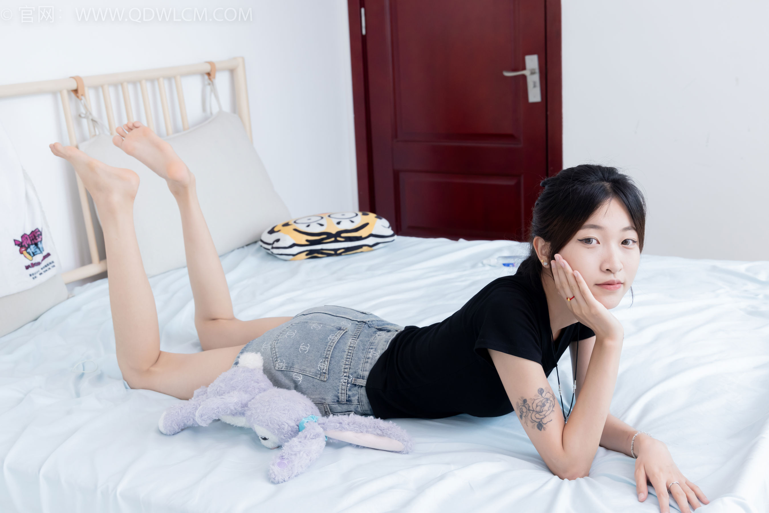 物恋传媒 No.2399 小夏 - 板鞋、白棉袜、裸足/(150P)