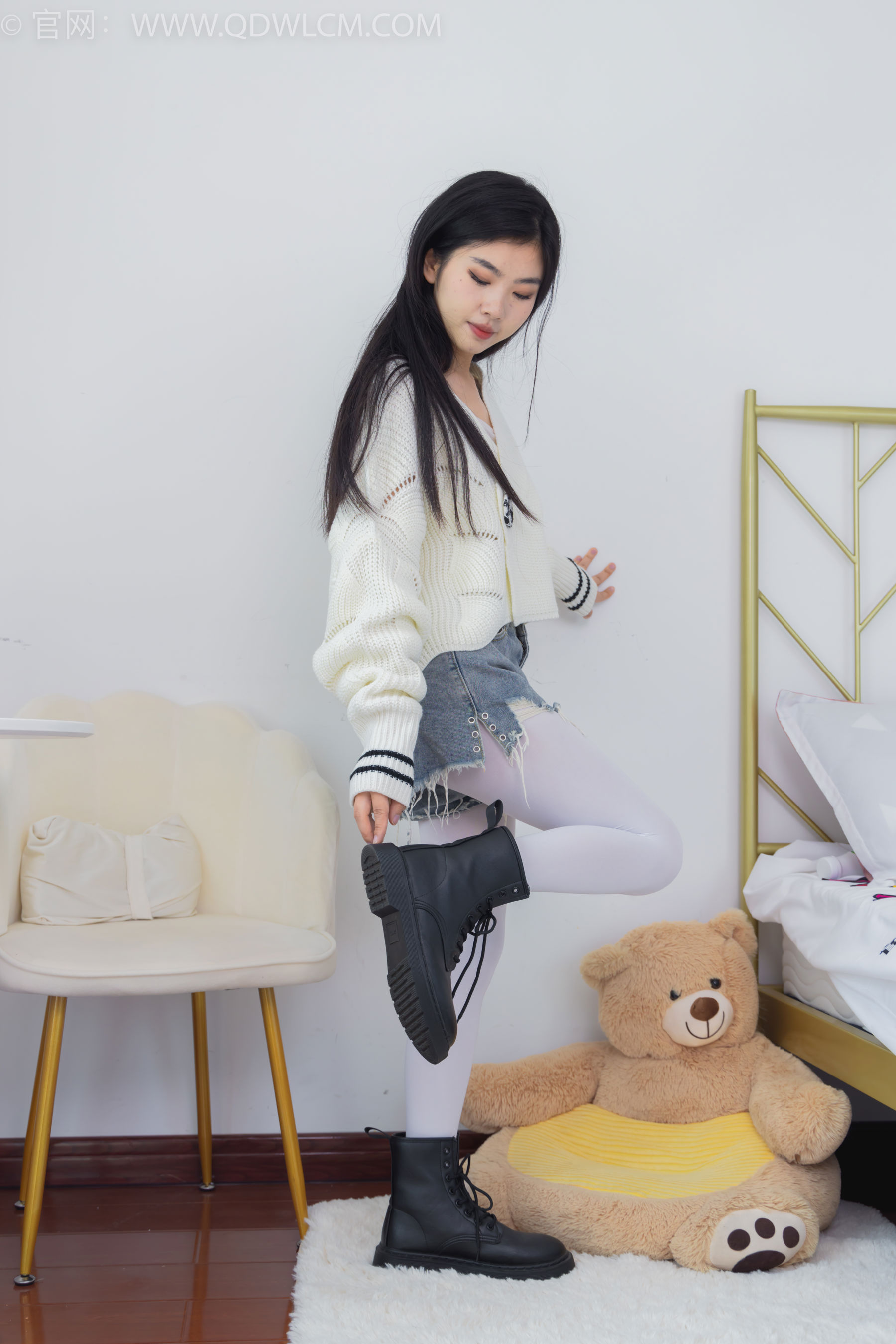 物恋传媒 No.2396 米米 - 马丁靴、厚白丝/(150P)