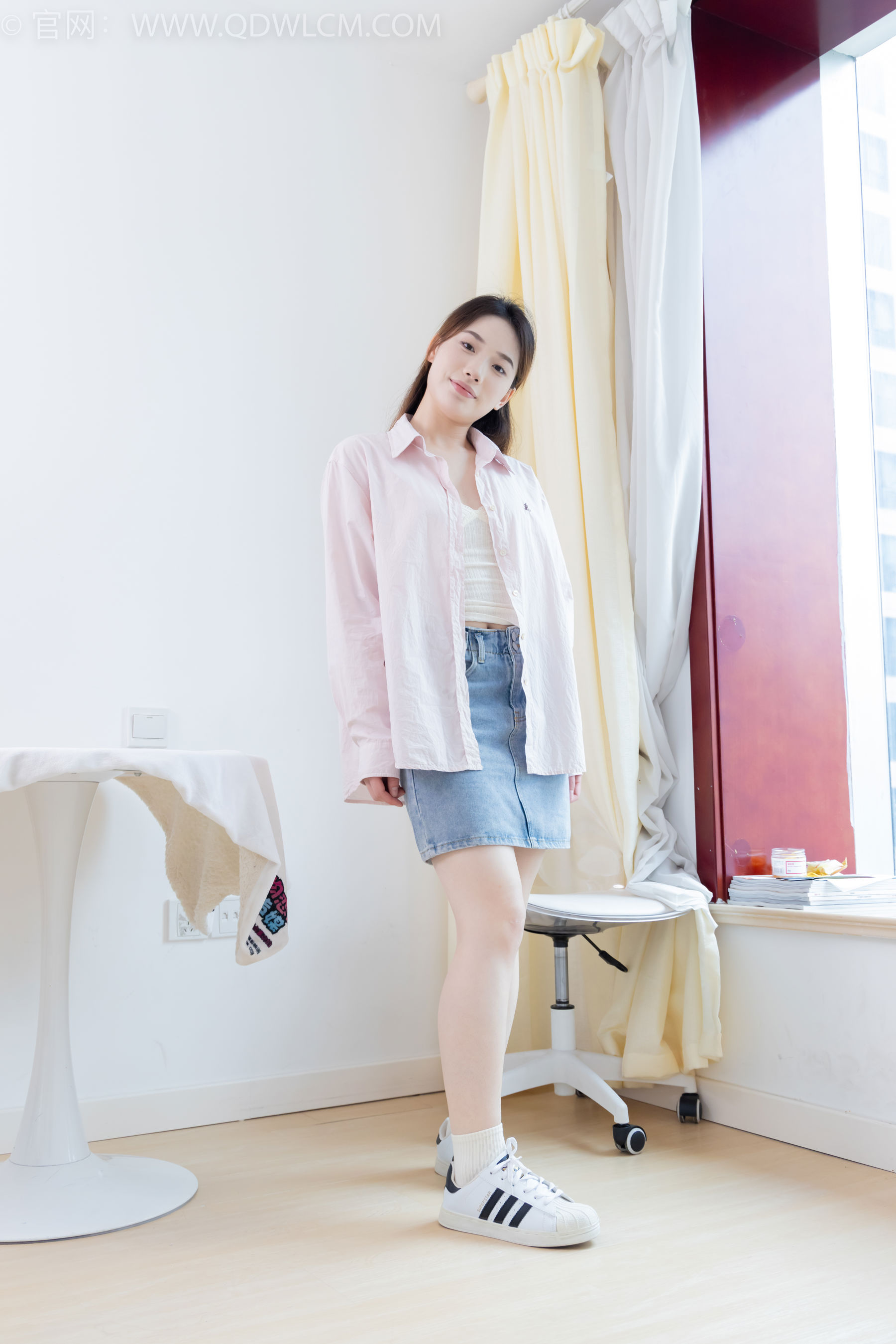 物恋传媒 No.2395 荔枝 - 板鞋、白棉袜、裸足/(150P)