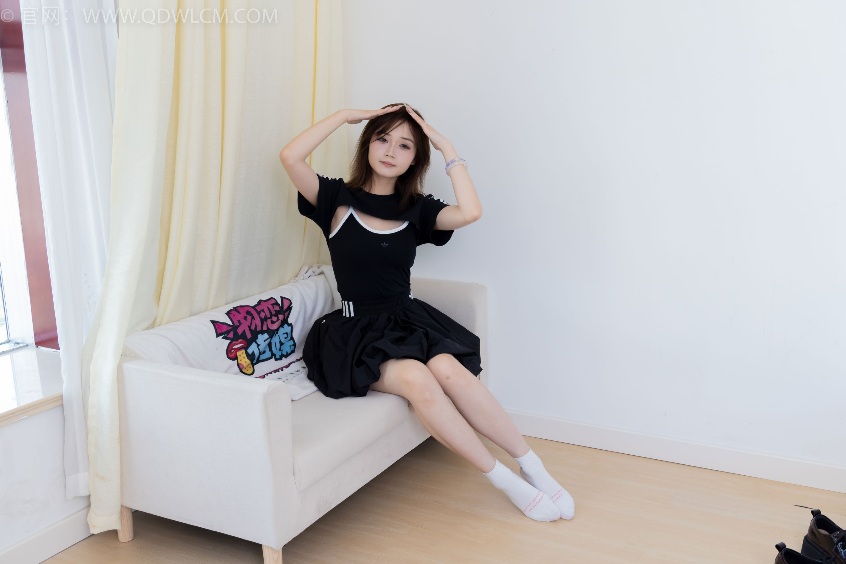 物恋传媒 No.2392 橙子 - 皮鞋、白棉袜、裸足/(150P)