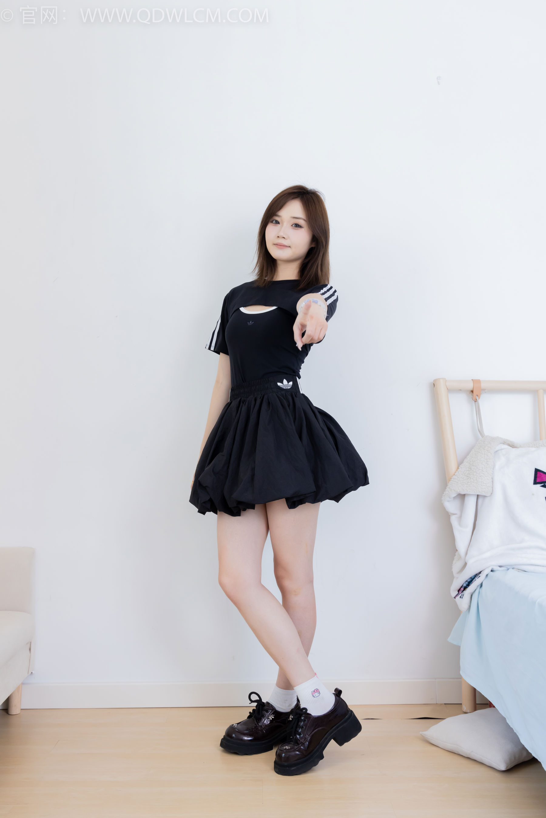 物恋传媒 No.2392 橙子 - 皮鞋、白棉袜、裸足/(150P)