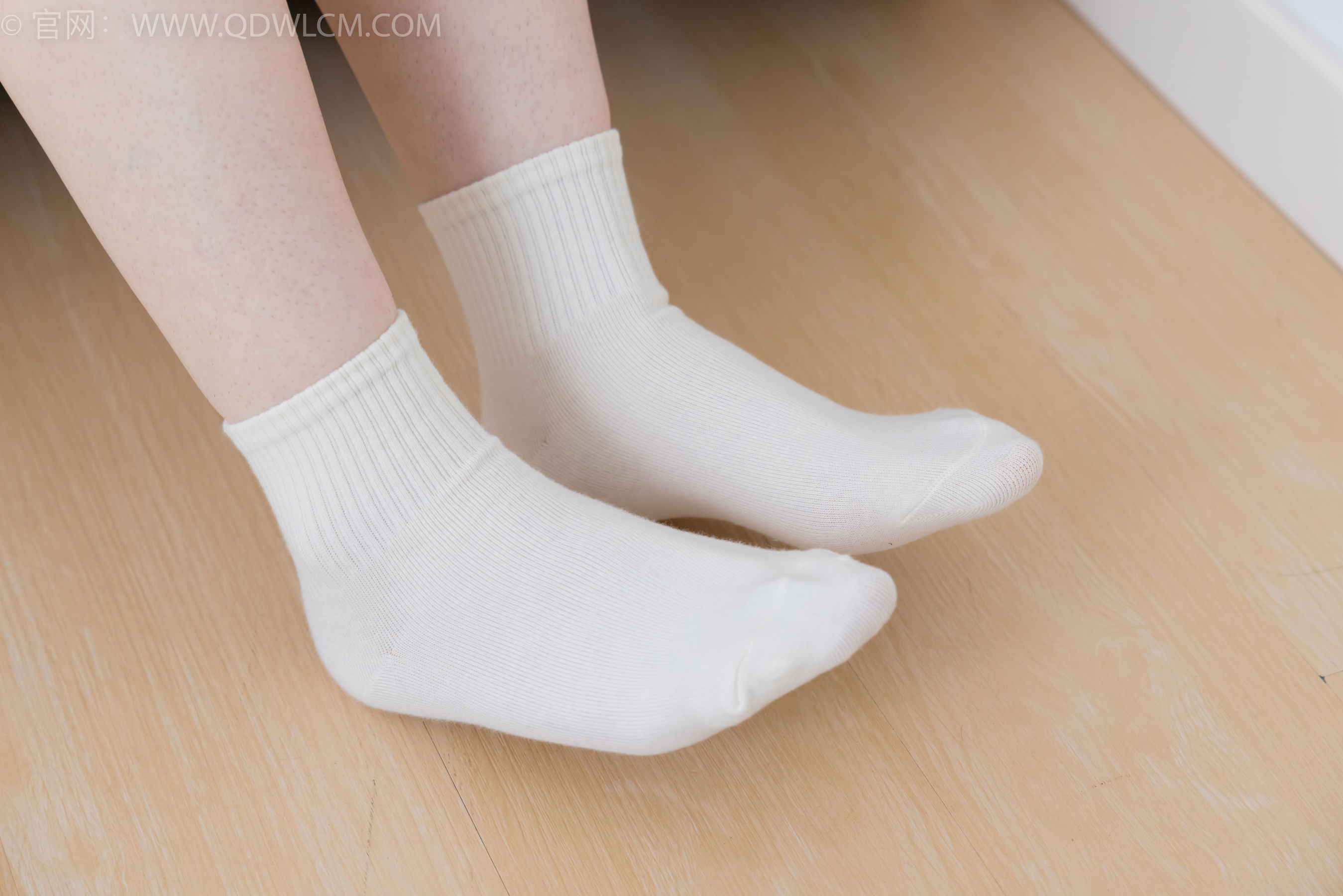 物恋传媒 No.2395 荔枝 - 板鞋、白棉袜、裸足/(150P)