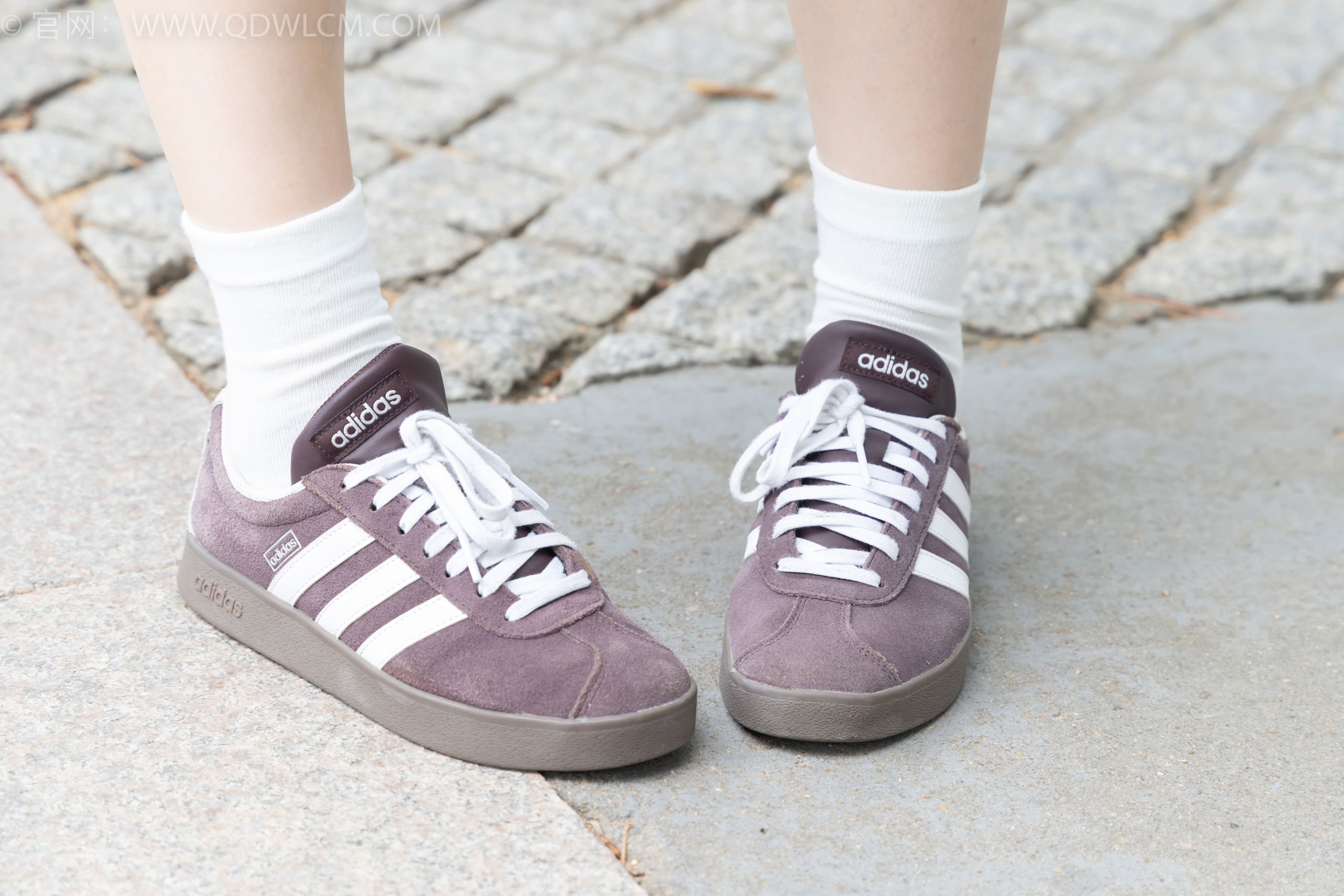 物恋传媒 No.2393 奶糖 - 帆布鞋、白棉袜、裸足/(160P)