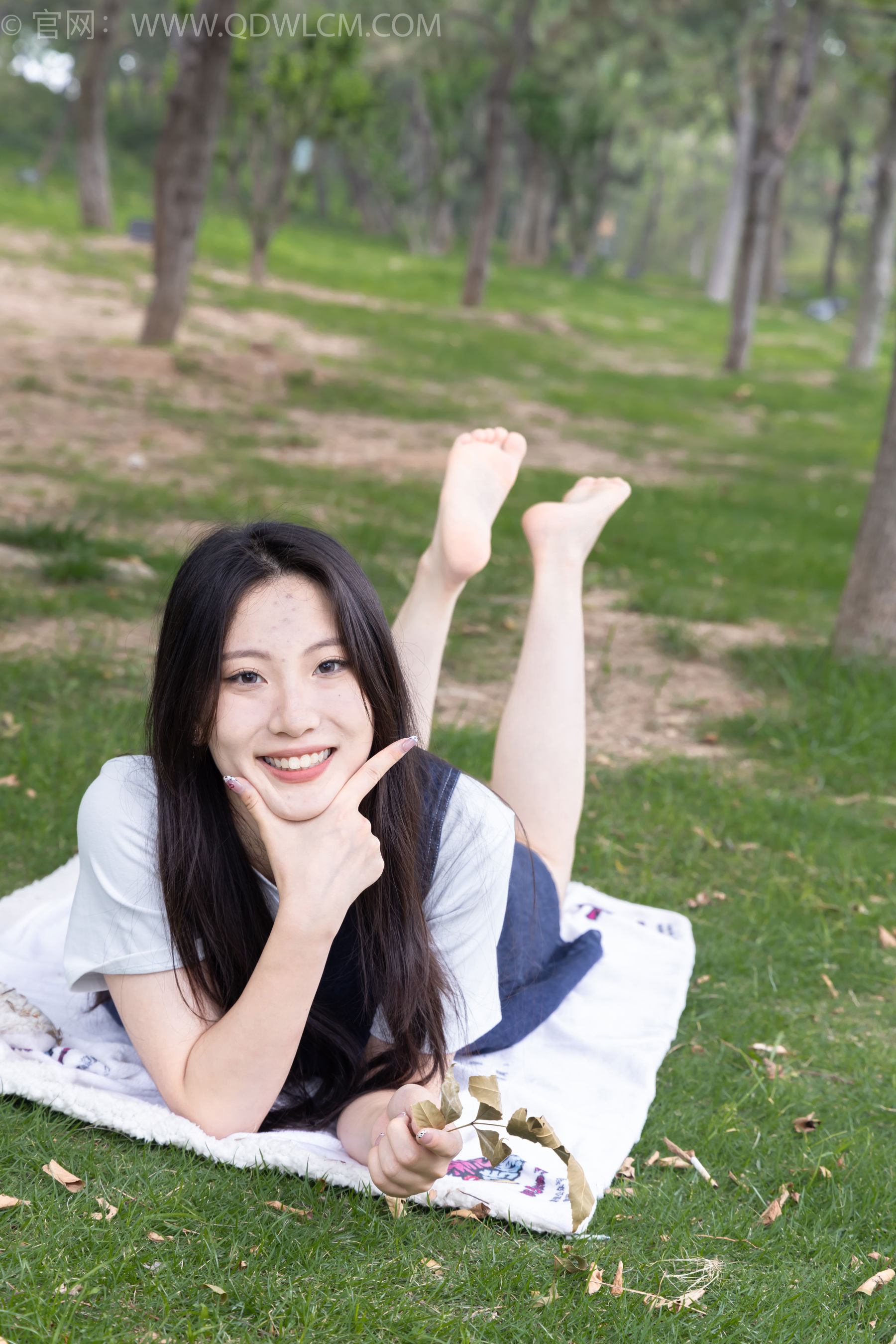 物恋传媒 No.2393 奶糖 - 帆布鞋、白棉袜、裸足/(160P)