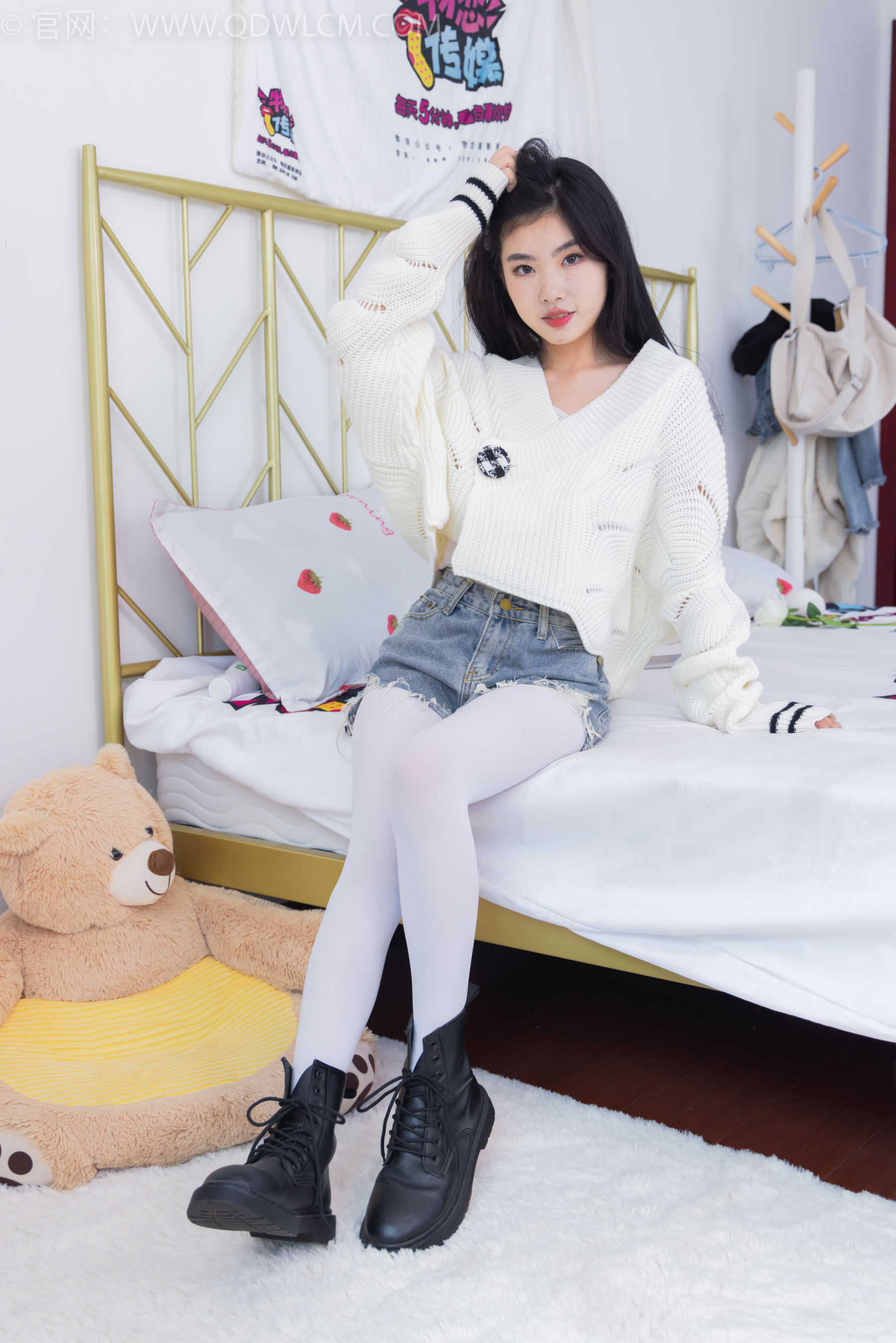 物恋传媒 No.2396 米米 - 马丁靴、厚白丝/(150P)