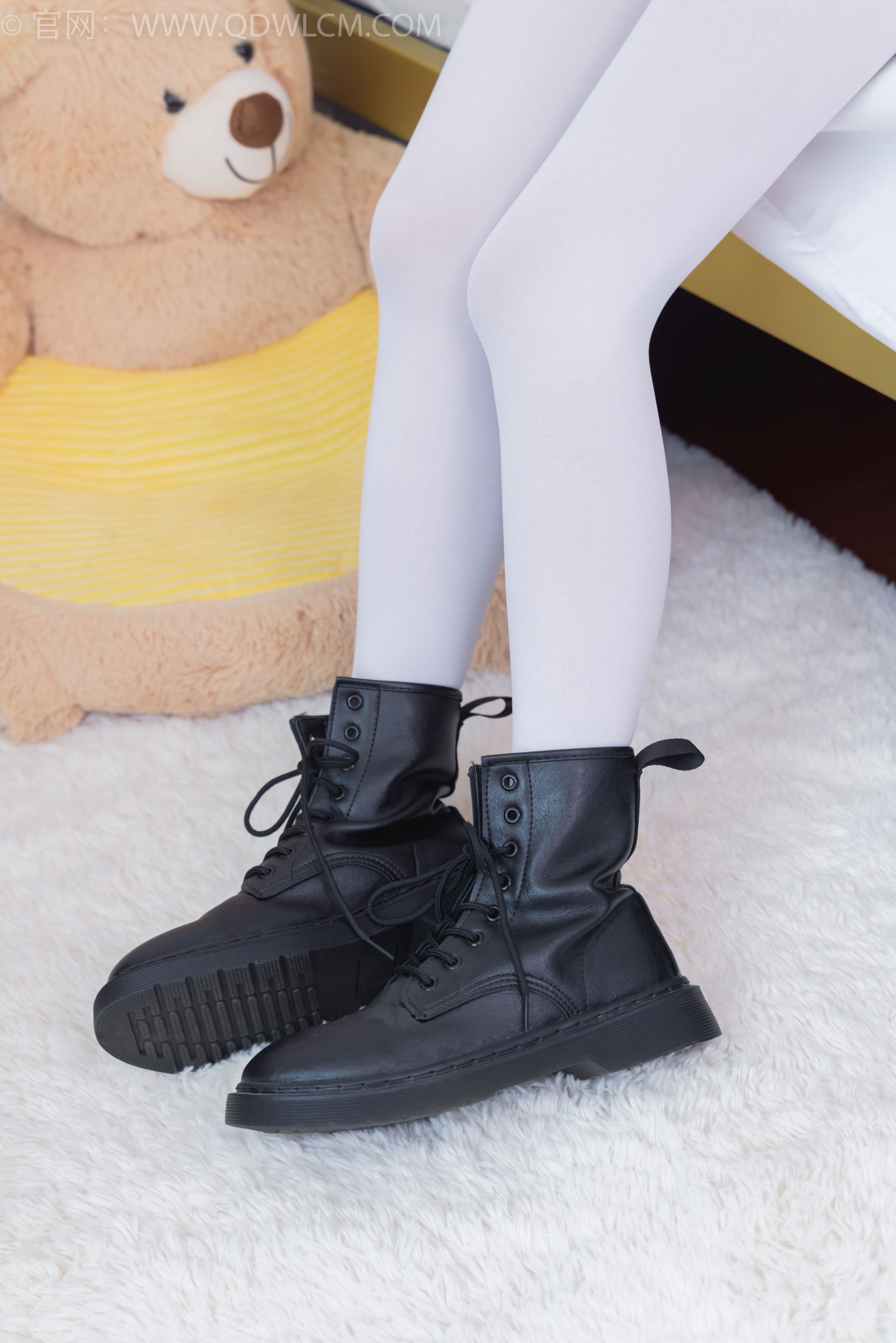 物恋传媒 No.2396 米米 - 马丁靴、厚白丝/(150P)