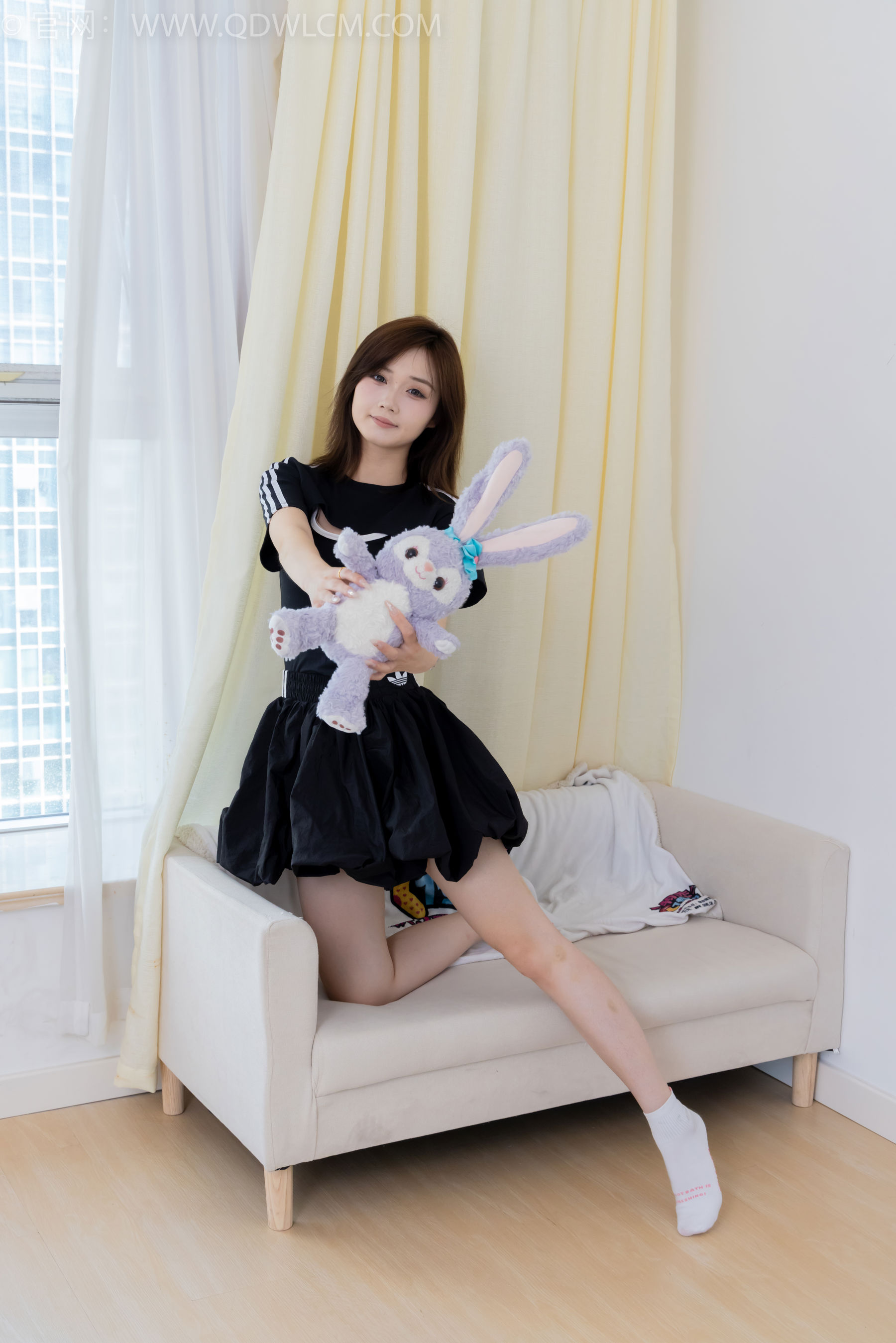 物恋传媒 No.2392 橙子 - 皮鞋、白棉袜、裸足/(150P)