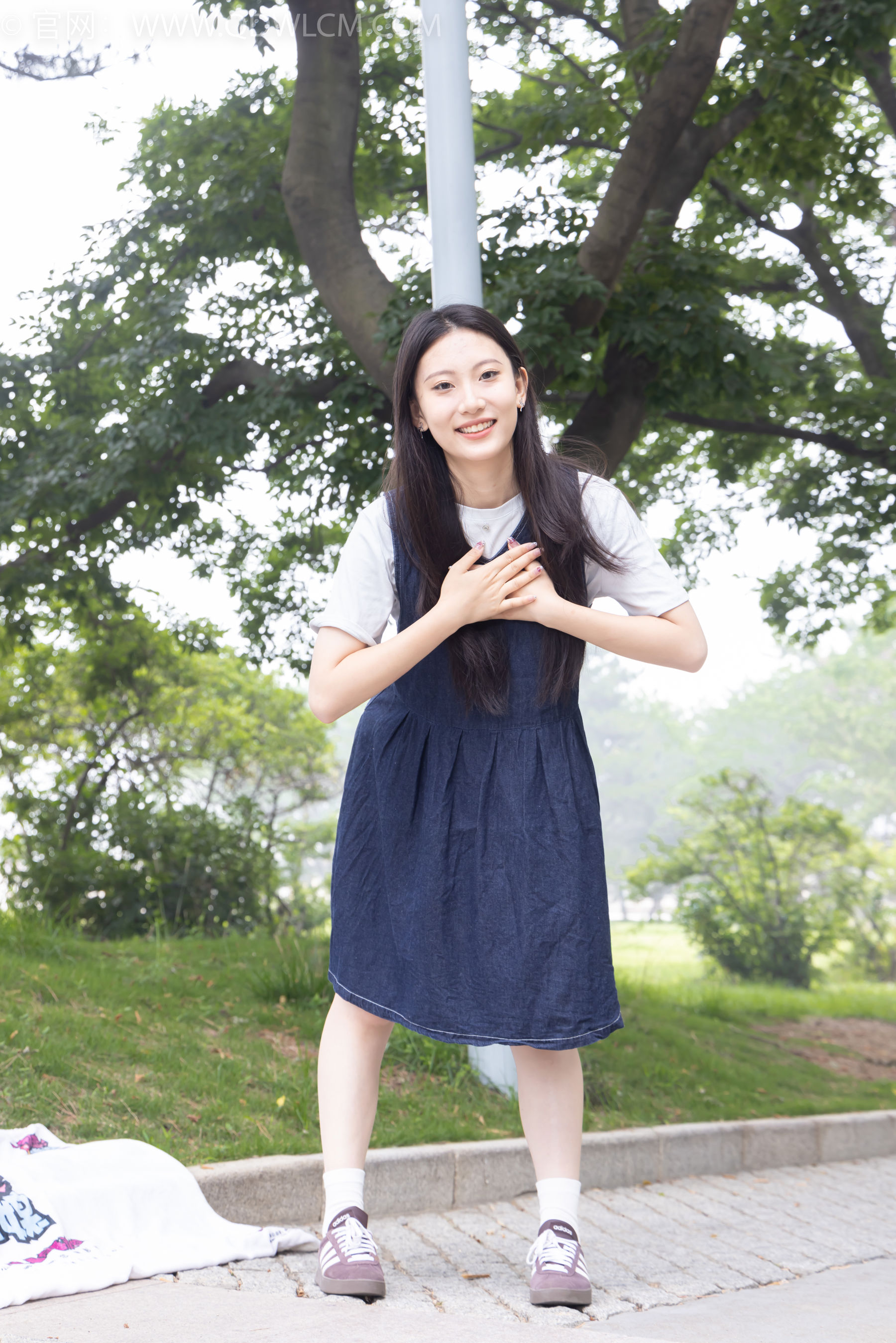 物恋传媒 No.2393 奶糖 - 帆布鞋、白棉袜、裸足/(160P)