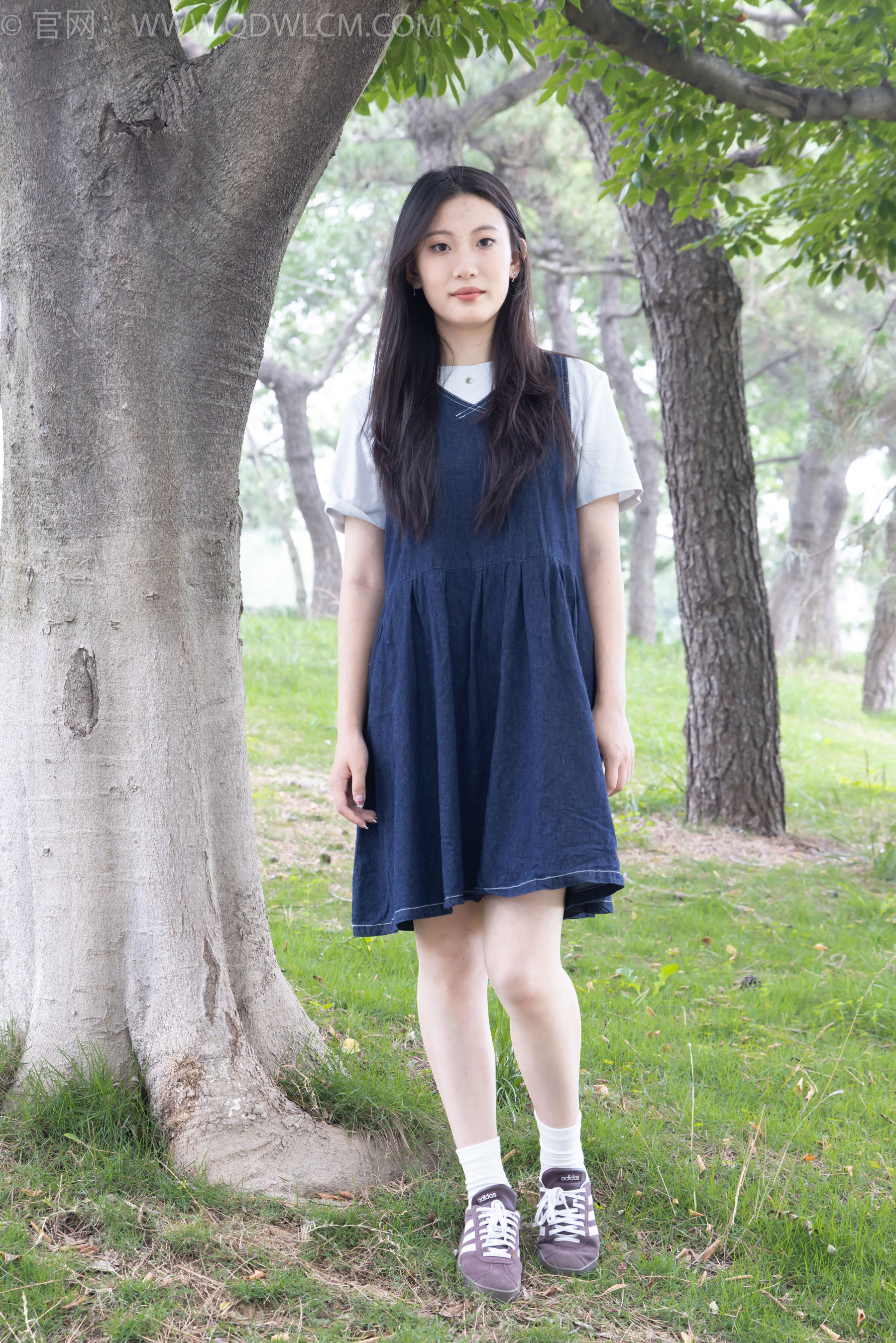 物恋传媒 No.2393 奶糖 - 帆布鞋、白棉袜、裸足/(160P)